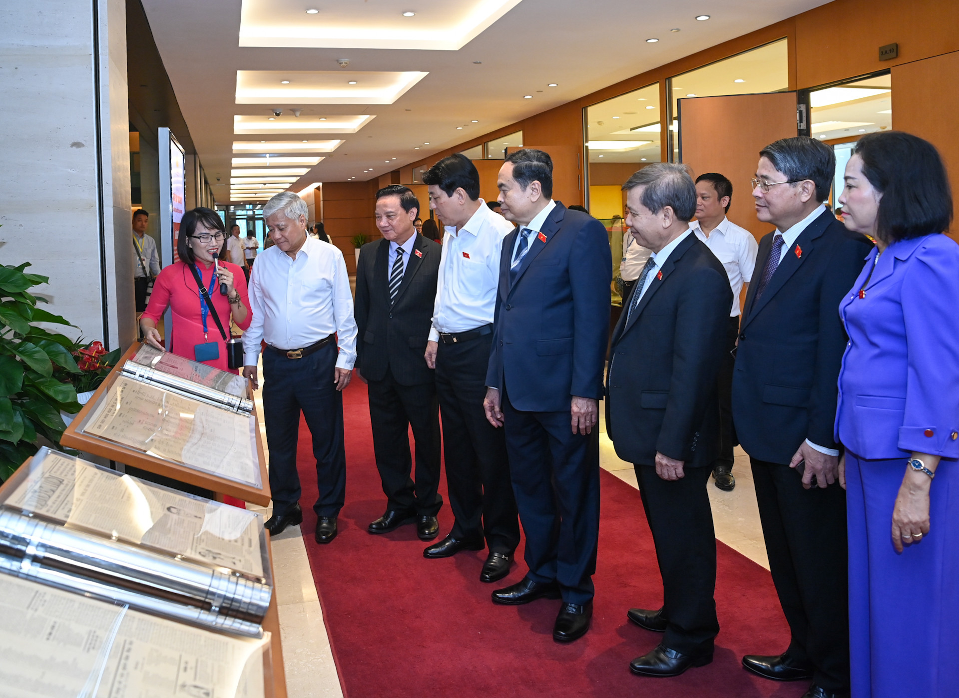 Các đồng chí lãnh đạo Đảng, Nhà nước tham quan triển lãm.