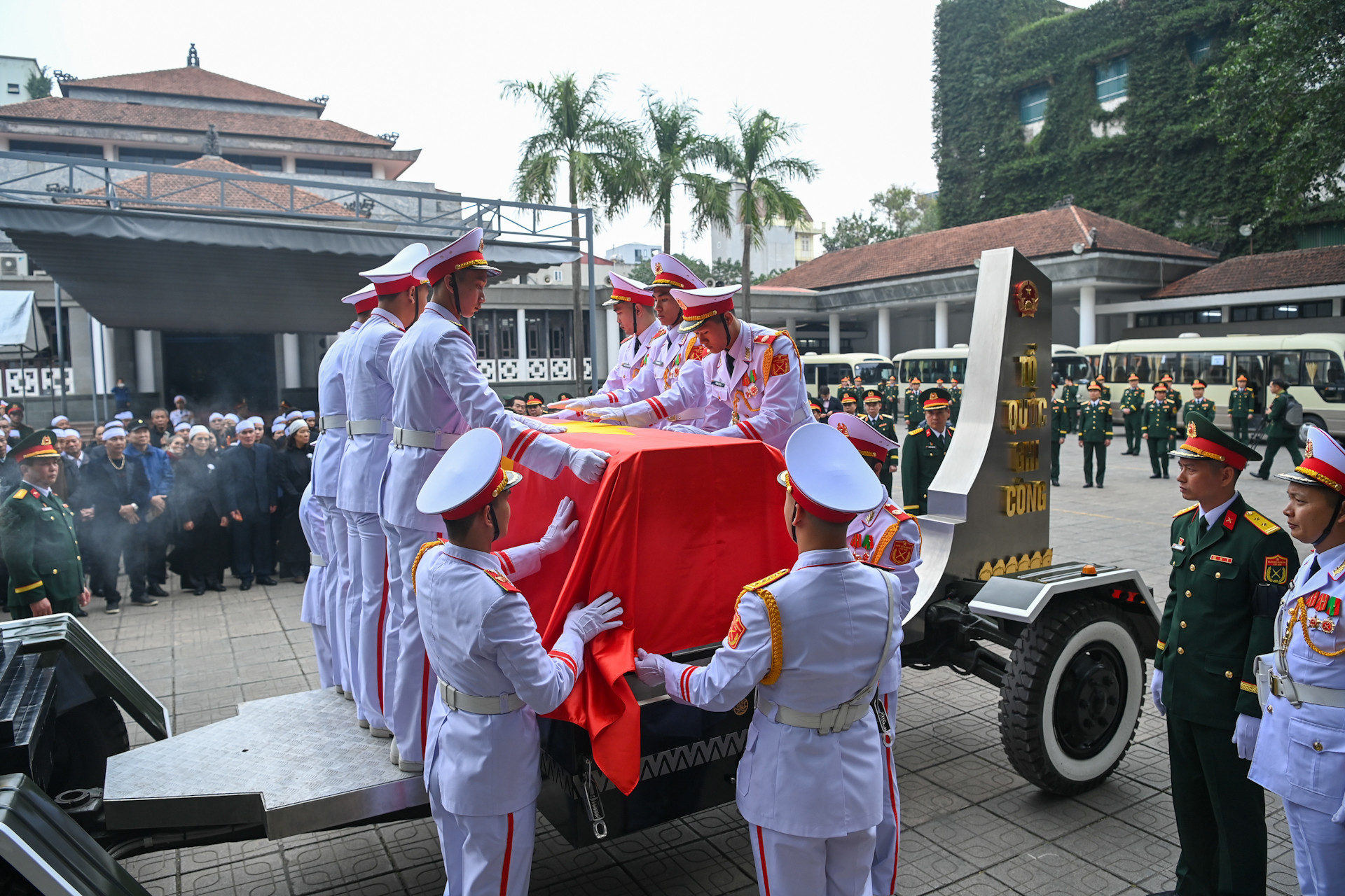 Đoàn nghi lễ quân đội phủ Quốc kỳ lên linh cữu đồng chí Đại tướng Nguyễn Quyết. Đoàn nghi lễ quân đội phủ Quốc kỳ lên linh cữu đồng chí Đại tướng Nguyễn Quyết.