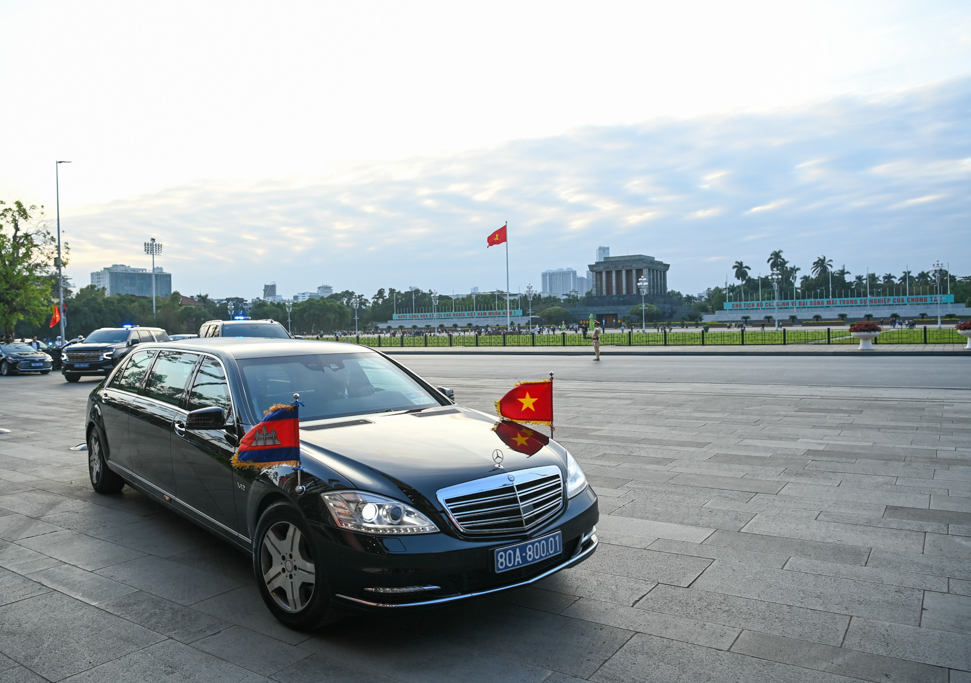 Đoàn xe đưa Quốc vương Campuchia Norodom Sihamoni trên đường Độc Lập đến Nhà Quốc hội.