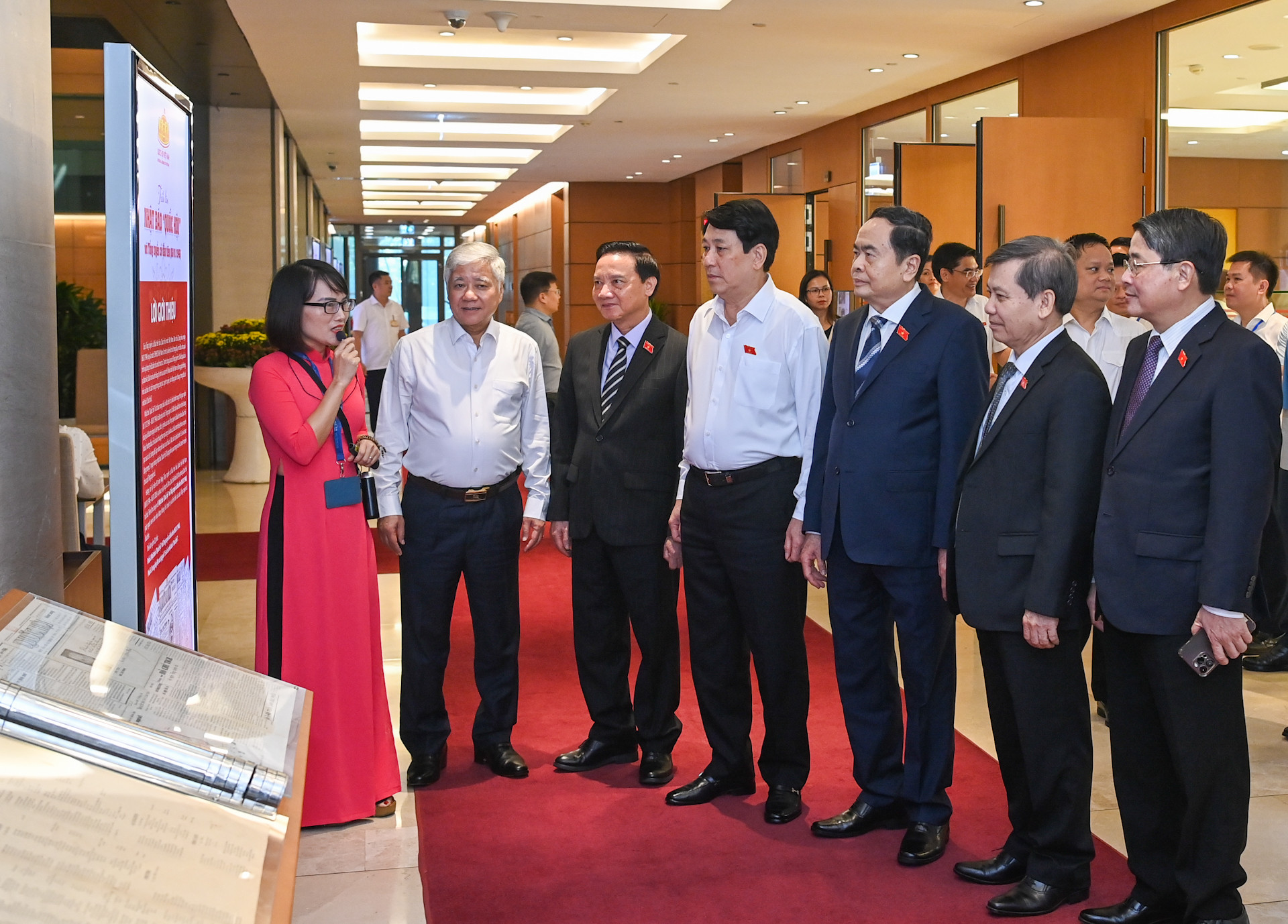 Chủ tịch nước Lương Cường, Chủ tịch Quốc hội Trần Thanh Mẫn cùng các đồng chí lãnh đạo Đảng, Nhà nước nghe giới thiệu về Triển lãm.