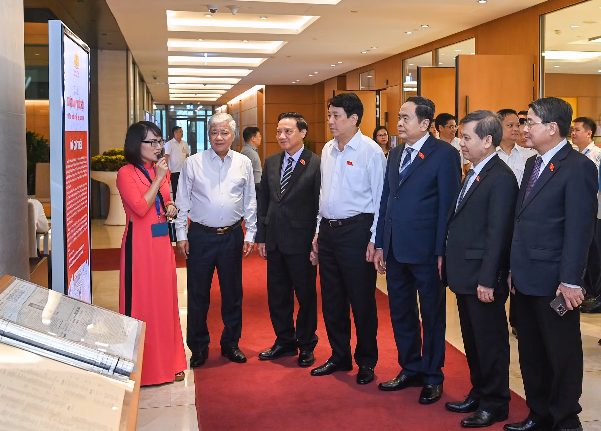Chủ tịch nước Lương Cường, Chủ tịch Quốc hội Trần Thanh Mẫn cùng các đồng chí lãnh đạo Đảng, Nhà nước nghe giới thiệu về Triển lãm.