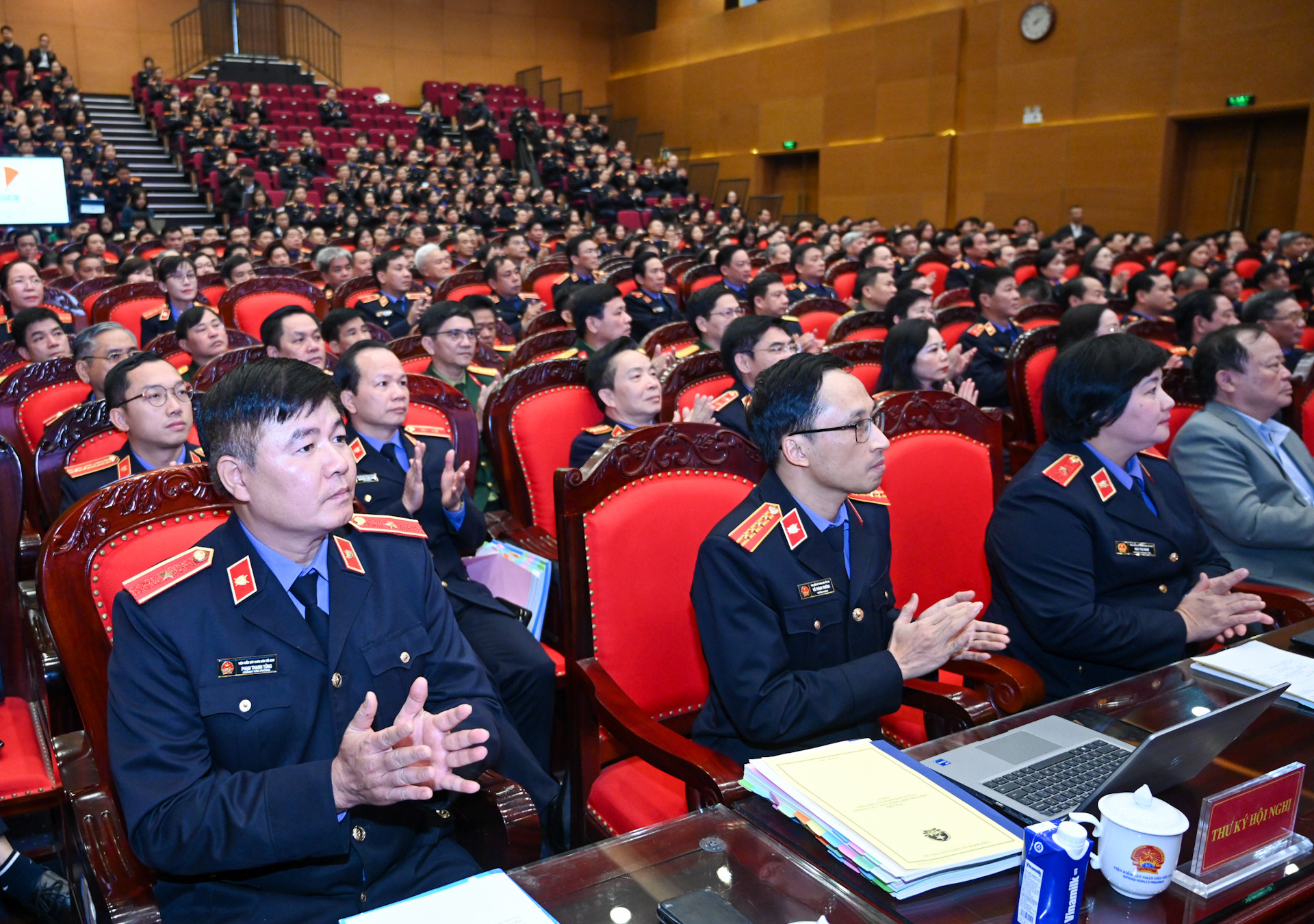 Thủ trưởng các đơn vị thuộc Viện Kiểm sát nhân dân tối cao cùng lãnh đạo, Kiểm sát viên, công chức, viên chức dự hội nghị.