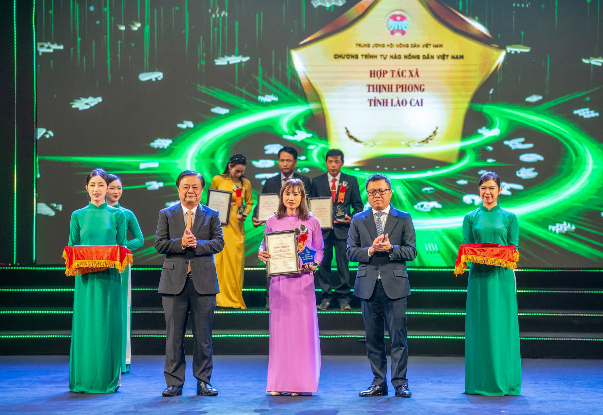 Bộ trưởng Nông nghiệp và Phát triển Nông thôn Lê Minh Hoan và Tổng Biên tập Báo Nhân Dân Lê Quốc Minh trao Biểu trưng và Giấy chứng nhận cho các Hợp tác xã nông nghiệp tiêu biểu.