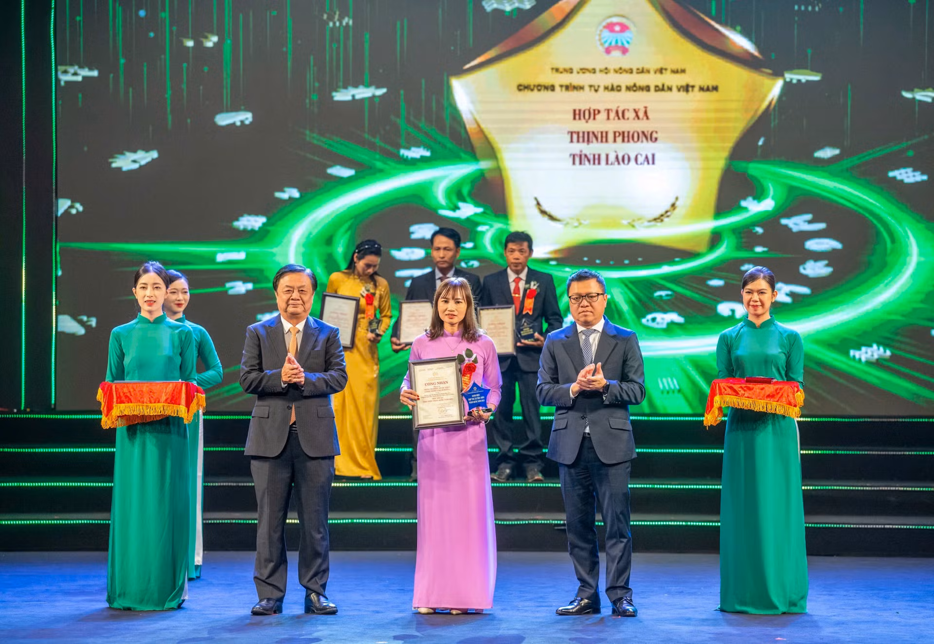 Bộ trưởng Nông nghiệp và Phát triển Nông thôn Lê Minh Hoan và Tổng Biên tập Báo Nhân Dân Lê Quốc Minh trao Biểu trưng và Giấy chứng nhận cho các Hợp tác xã nông nghiệp tiêu biểu.