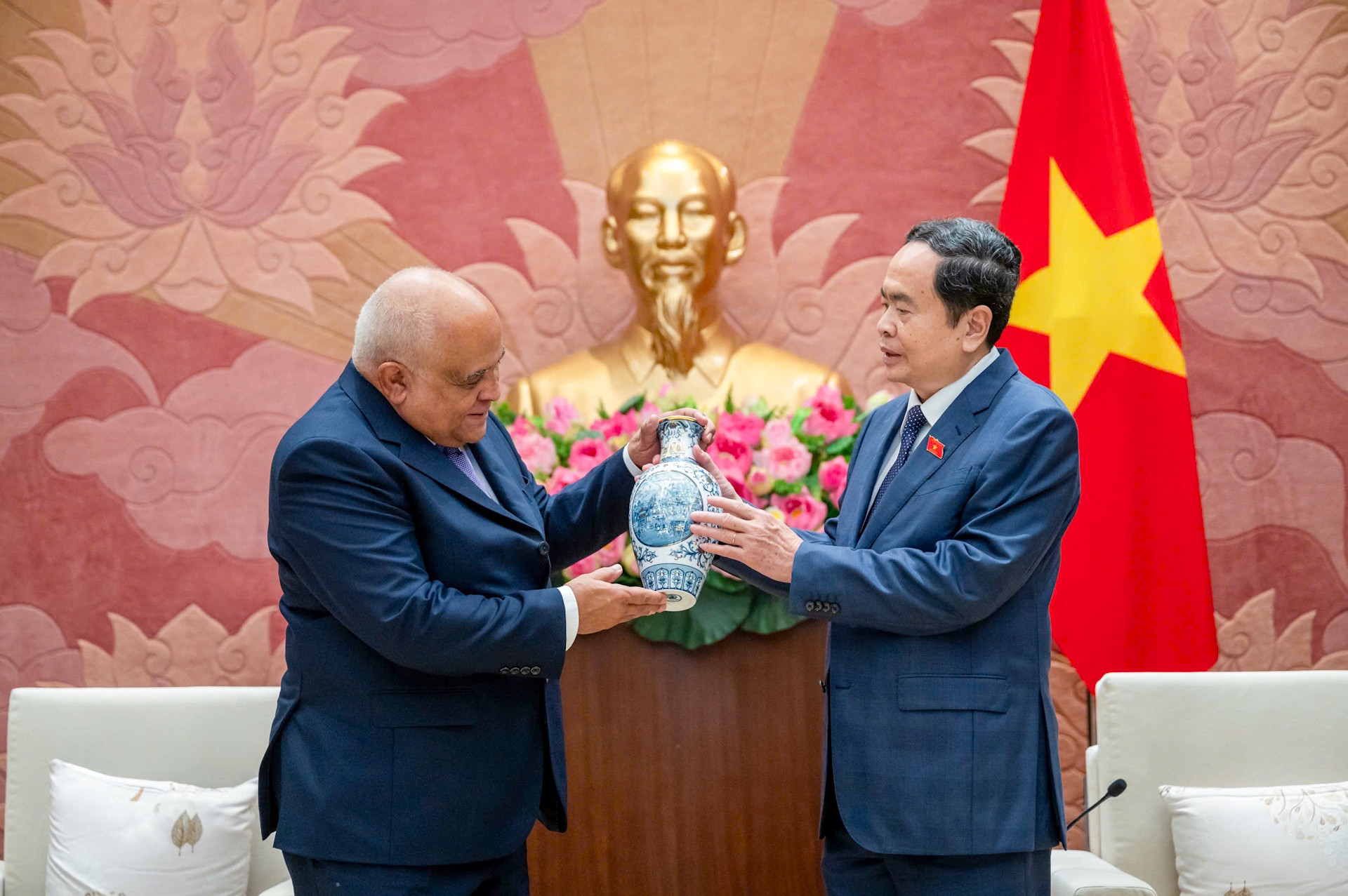 Chủ tịch Quốc hội Trần Thanh Mẫn trao quà lưu niệm, tặng Đại sứ Cuba Orlando Nicolas Hernandez Guillen.