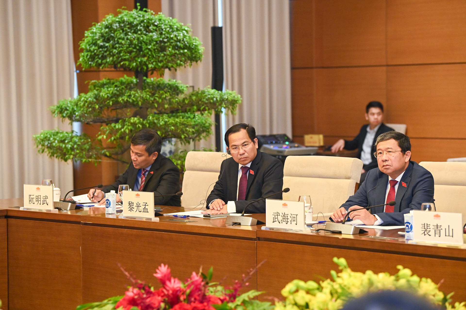 Các đại biểu Việt Nam dự hội kiến.