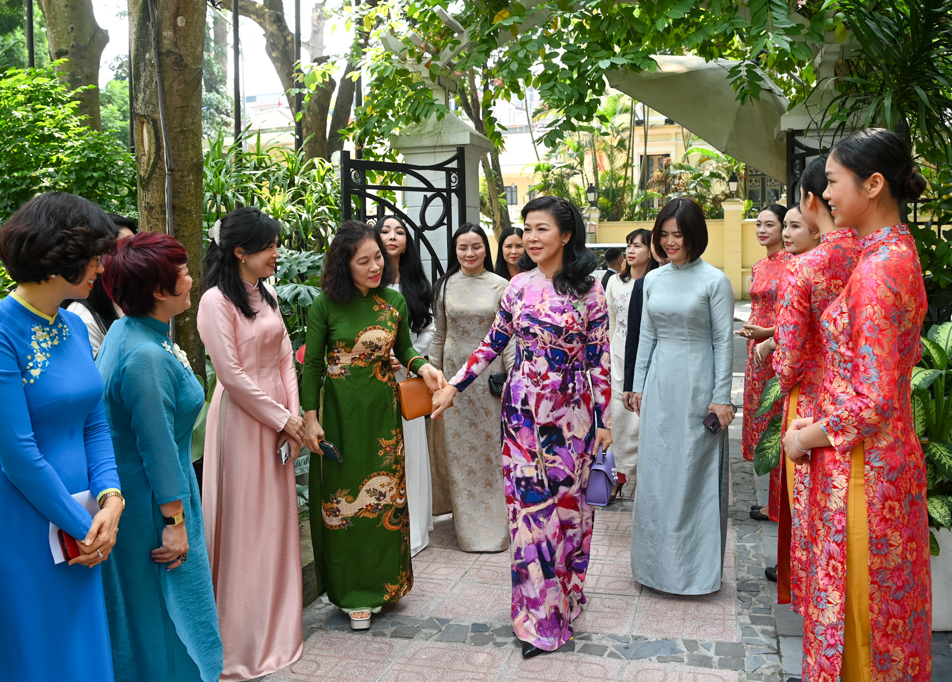 Bà Ngô Phương Ly, Phu nhân Tổng Bí thư, Chủ tịch nước Tô Lâm với các đại biểu dự buổi gặp mặt.