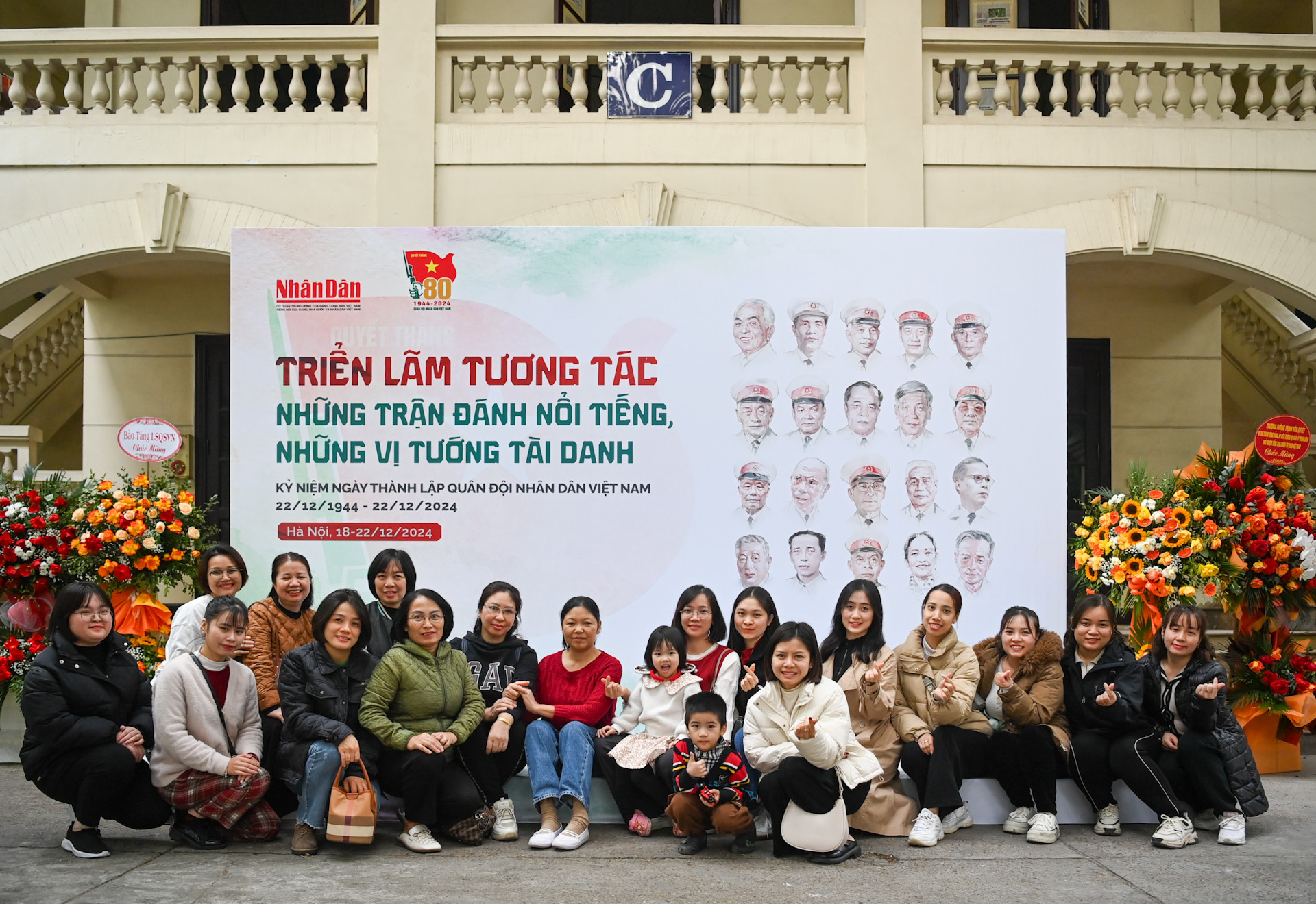 Các cô giáo Trường mẫu giáo số 2 (Trúc Bạch, Ba Đình) chụp ảnh lưu niệm tại triển lãm.