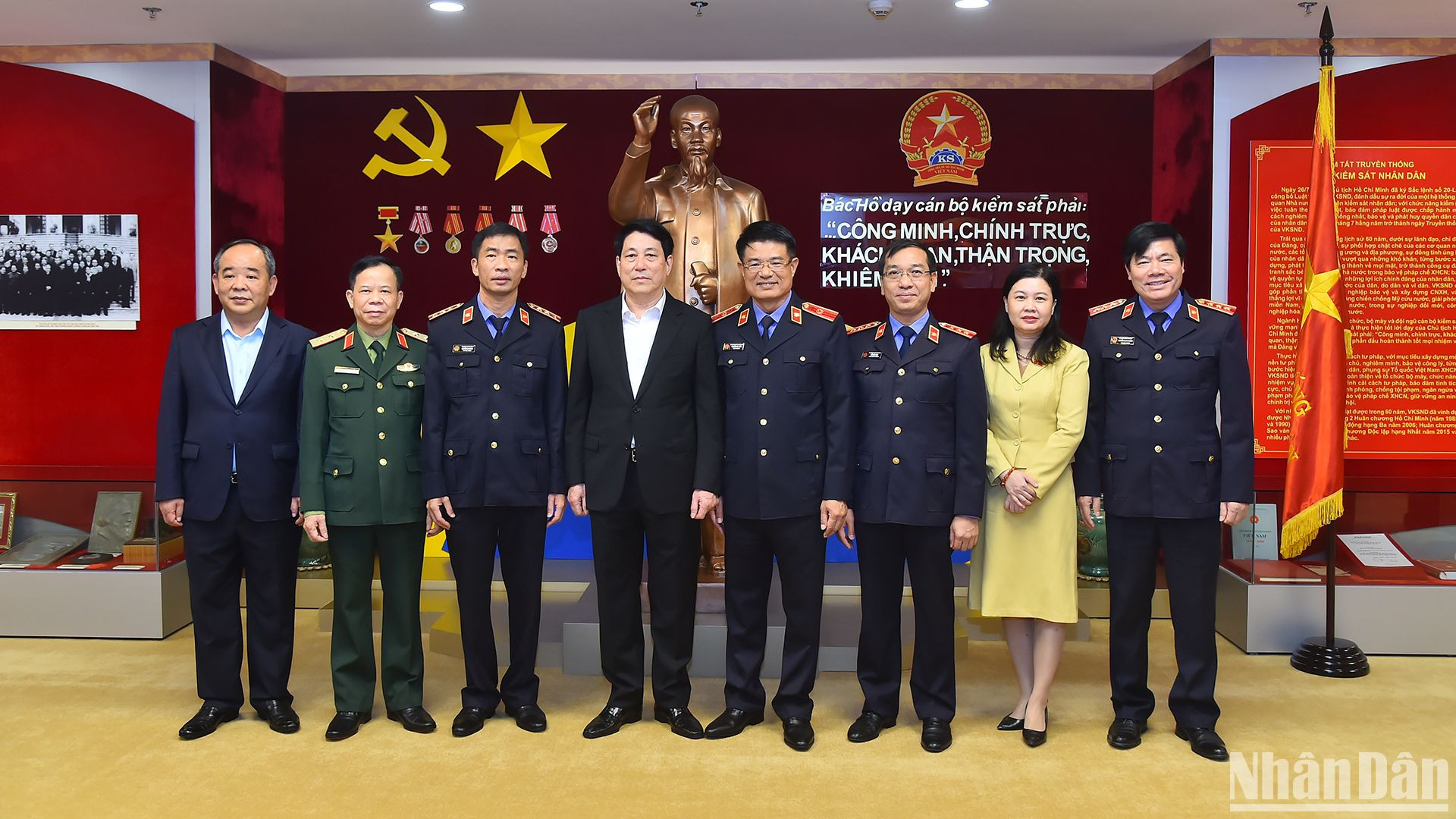 Chủ tịch nước Lương Cường, Viện trưởng Viện Kiểm sát nhân dân tối cao Nguyễn Huy Tiến cùng các đại biểu tại Phòng Truyền thống của Viện Kiểm sát nhân dân tối cao. 