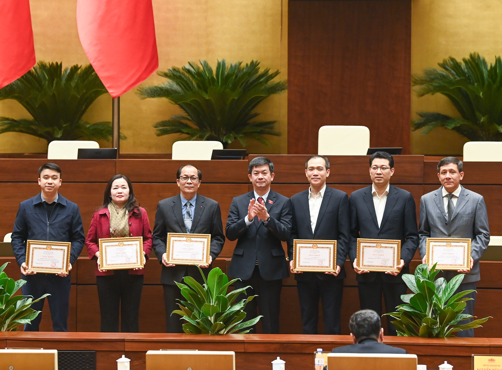 Tổng Thư ký Quốc hội, Chủ nhiệm Văn phòng Quốc hội Lê Quang Tùng trao bằng khen, tặng các tổ chức Đảng hoàn thành xuất sắc nhiệm vụ năm 2024.