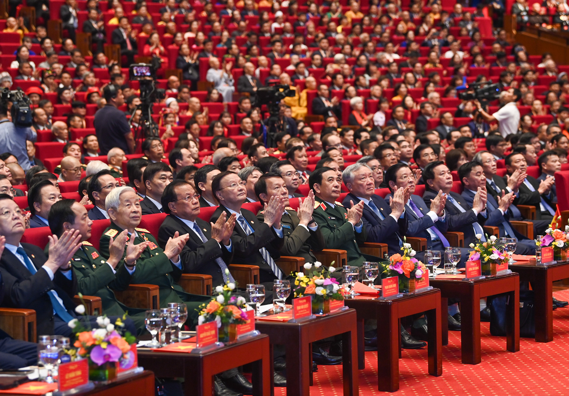 Các đồng chí lãnh đạo, nguyên lãnh đạo Đảng, Nhà nước dự phiên khai mạc.