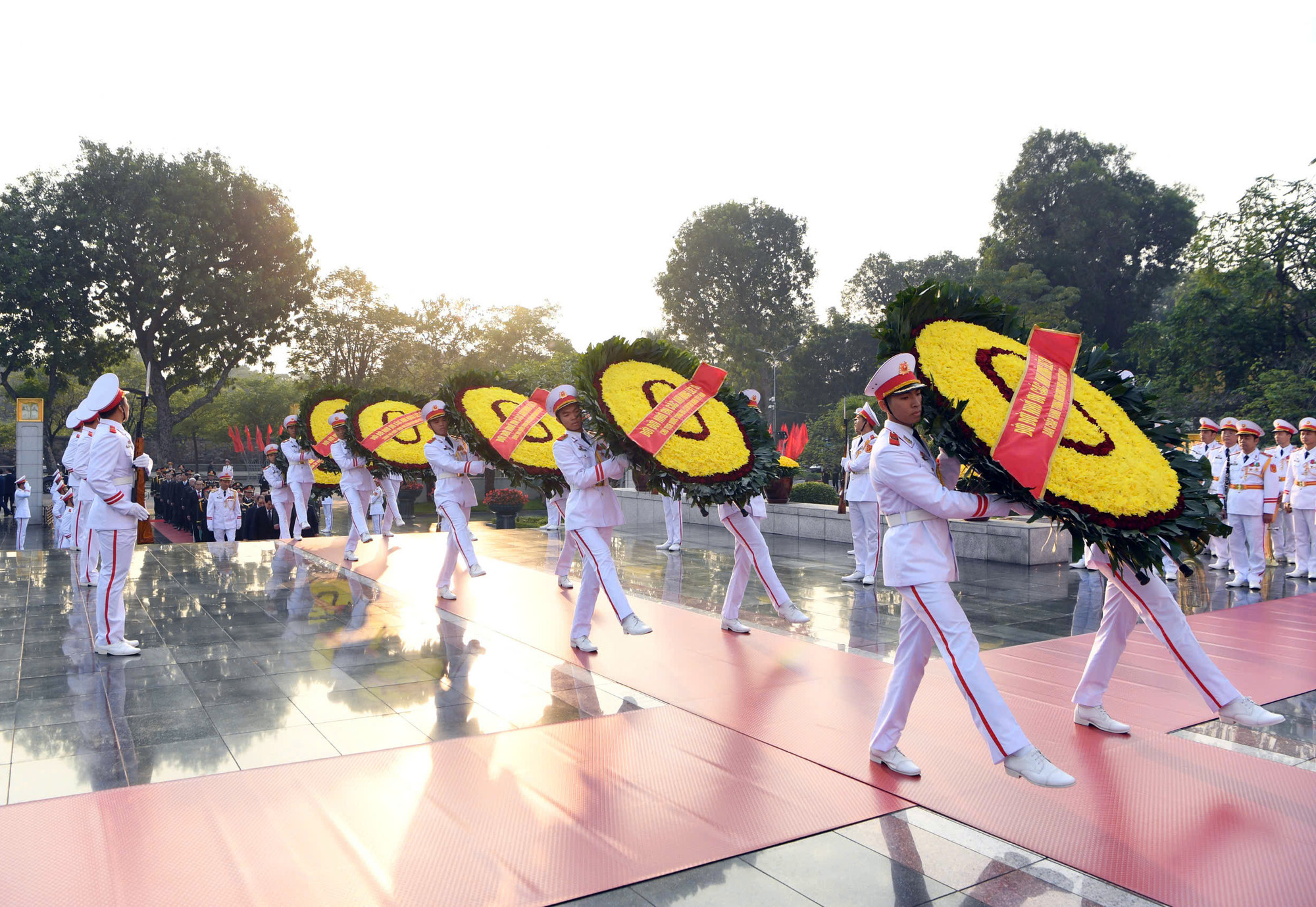 Đoàn đại biểu đặt vòng hoa tưởng niệm các Anh hùng liệt sĩ tại Đài tưởng niệm các Anh hùng liệt sĩ trên đường Bắc Sơn. Đoàn đại biểu đặt vòng hoa tưởng niệm các Anh hùng liệt sĩ tại Đài tưởng niệm các Anh hùng liệt sĩ trên đường Bắc Sơn.