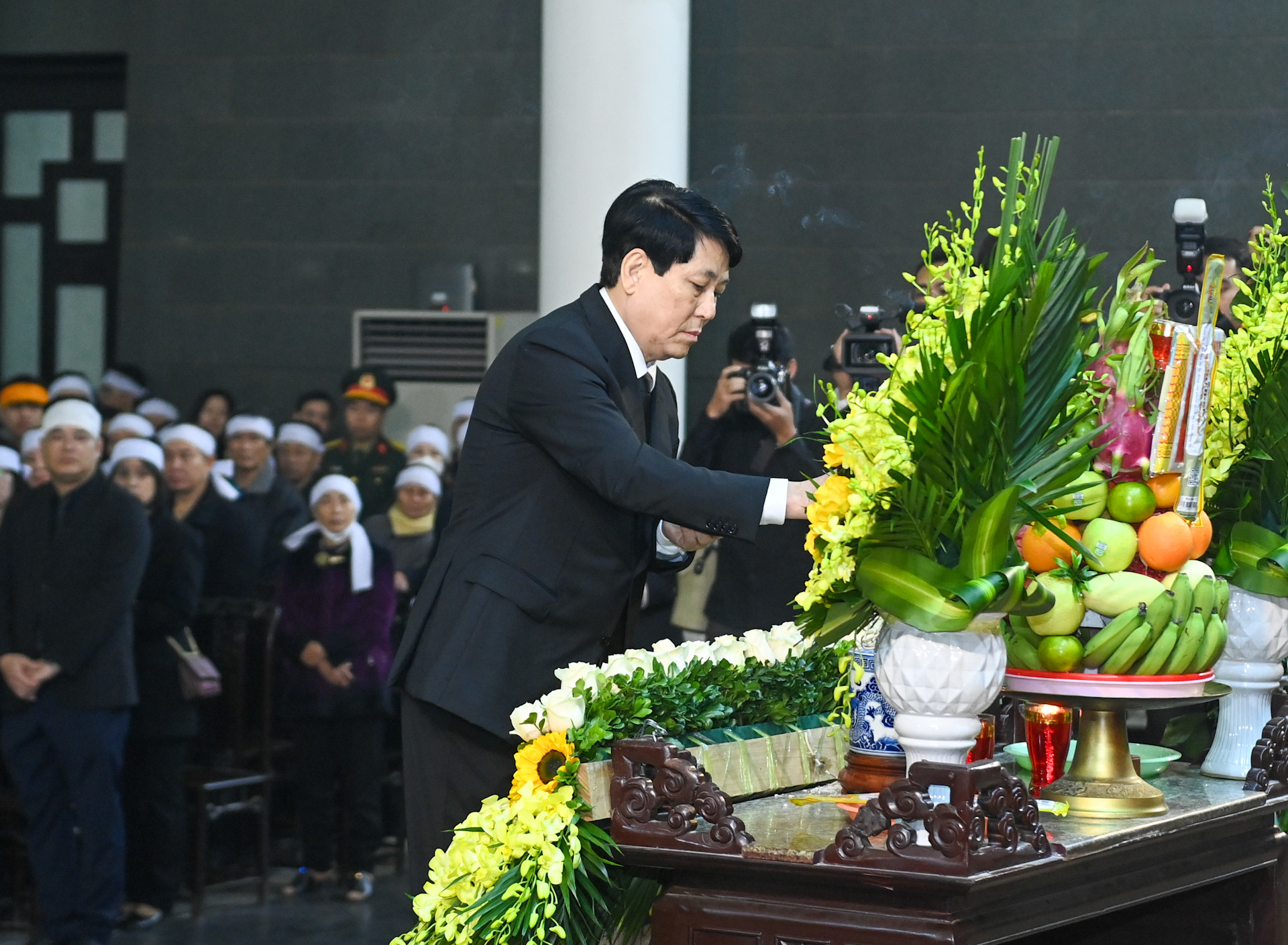 Chủ tịch nước Lương Cường dâng hương viếng đồng chí Đại tướng Nguyễn Quyết.