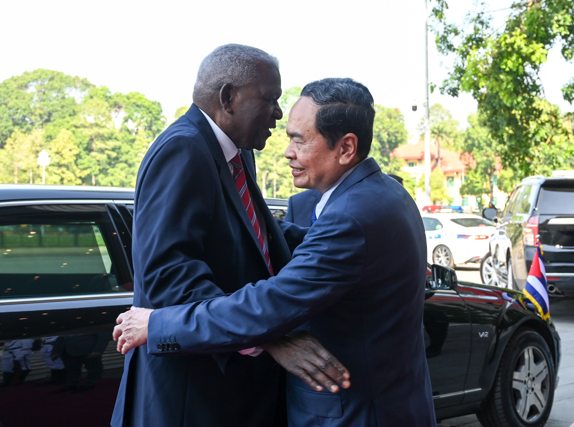 Chủ tịch Quốc hội Trần Thanh Mẫn đón Chủ tịch Quốc hội Cuba Esteban Lazo Hernandez.