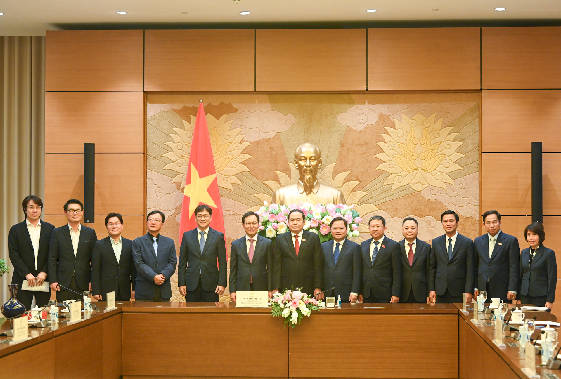 Chủ tịch Quốc hội Trần Thanh Mẫn cùng các đại biểu với Ban Thường vụ Tỉnh ủy Bắc Ninh, lãnh đạo Tổ hợp Samsung Việt Nam.