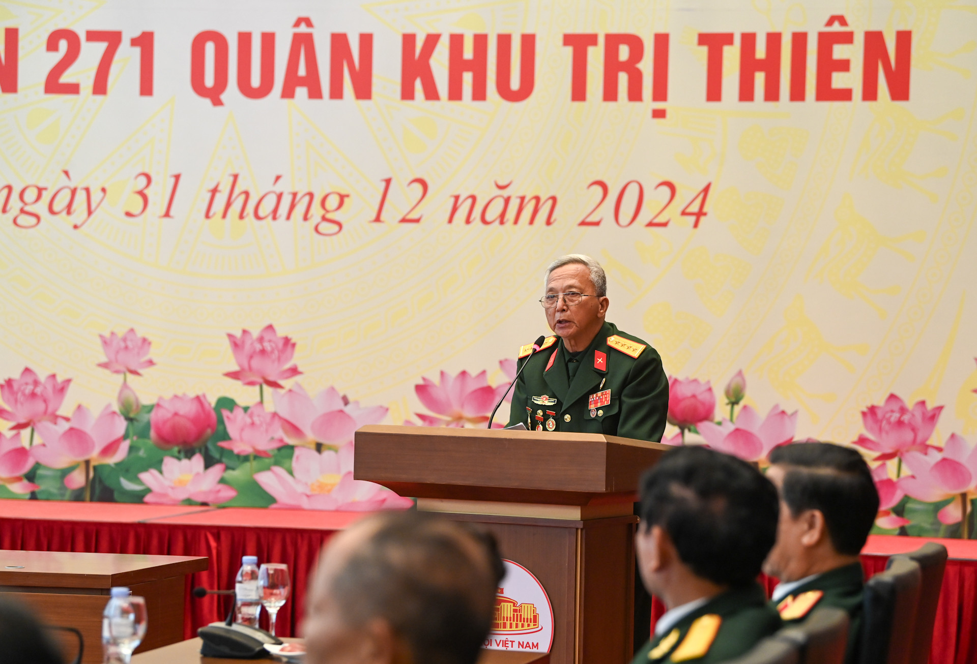 Đồng chí Dương Minh Đậm, Trưởng Ban Liên lạc Trung đoàn 271 báo cáo tại buổi gặp mặt.