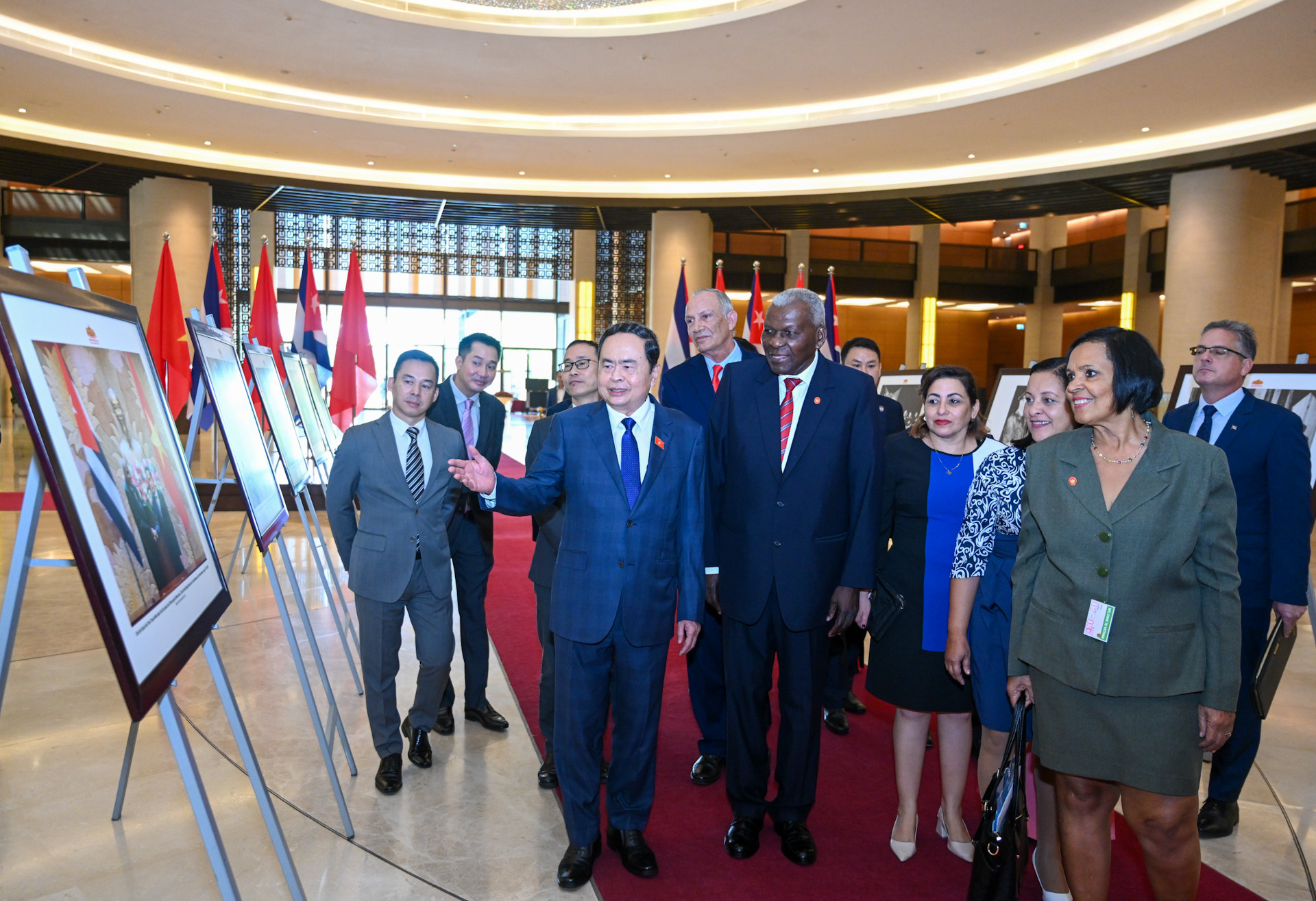 Hai Chủ tịch Quốc hội tham quan triển lãm một số hình ảnh về quan hệ Việt Nam-Cuba.