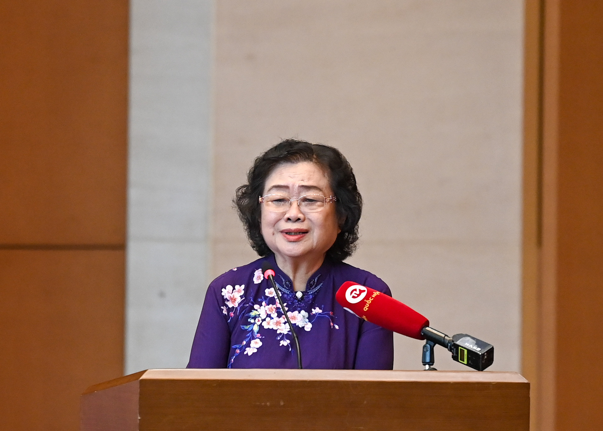 Đồng chí Trương Mỹ Hoa, Chủ tịch Quỹ học bổng Vừ A Dính phát biểu tại cuộc gặp mặt.