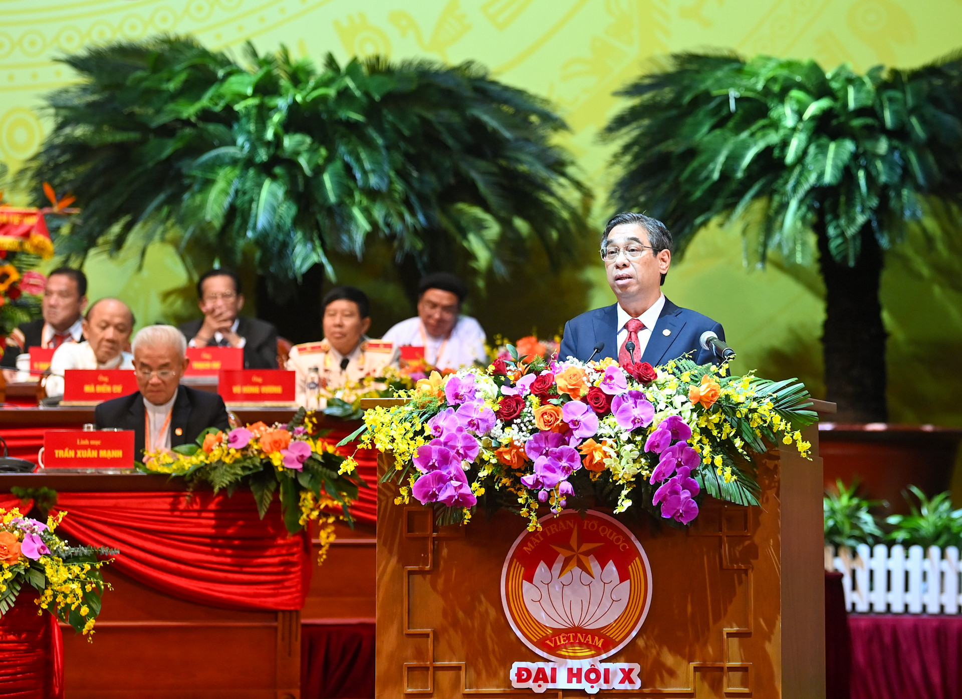 Phó Bí thư Thành ủy, Chủ tịch Ủy ban Mặt trận Tổ quốc Thành phố Hồ Chí Minh Nguyễn Phước Lộc trình bày tham luận tại Đại hội.