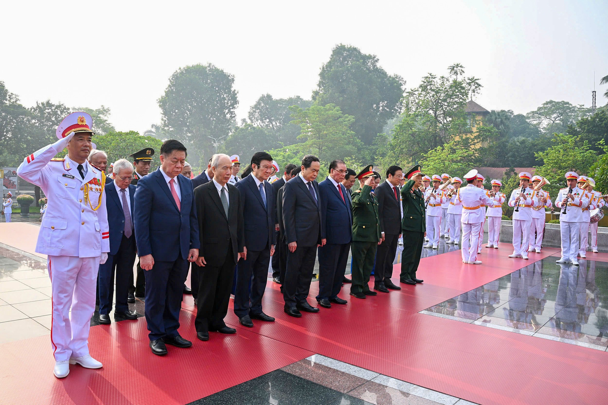 Các đồng chí lãnh đạo, nguyên lãnh đạo Đảng, Nhà nước tưởng niệm các Anh hùng, liệt sĩ.