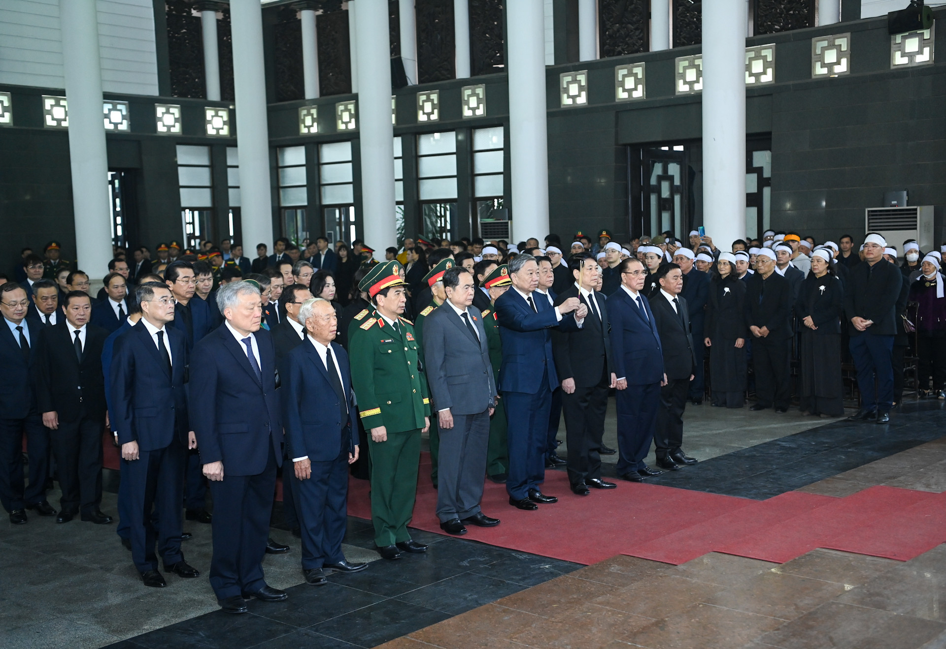 Các đồng chí lãnh đạo, nguyên lãnh đạo Đảng, Nhà nước viếng đồng chí Đại tướng Nguyễn Quyết.