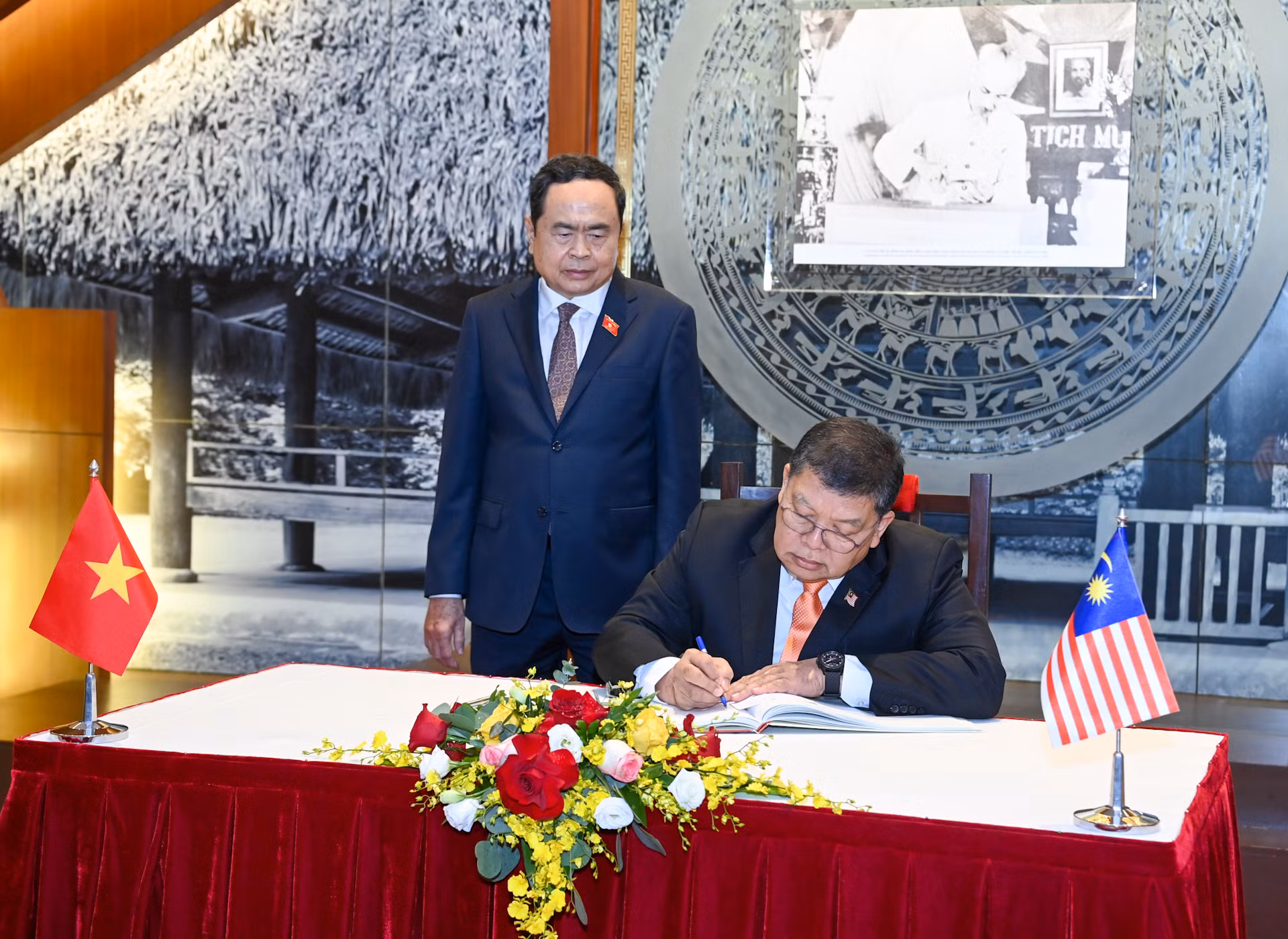 Chủ tịch Hạ viện Malaysia Tan Sri Dato’ Johari Bin Abdul ký Sổ vàng lưu niệm tại Phòng Truyền thống Quốc hội Việt Nam.