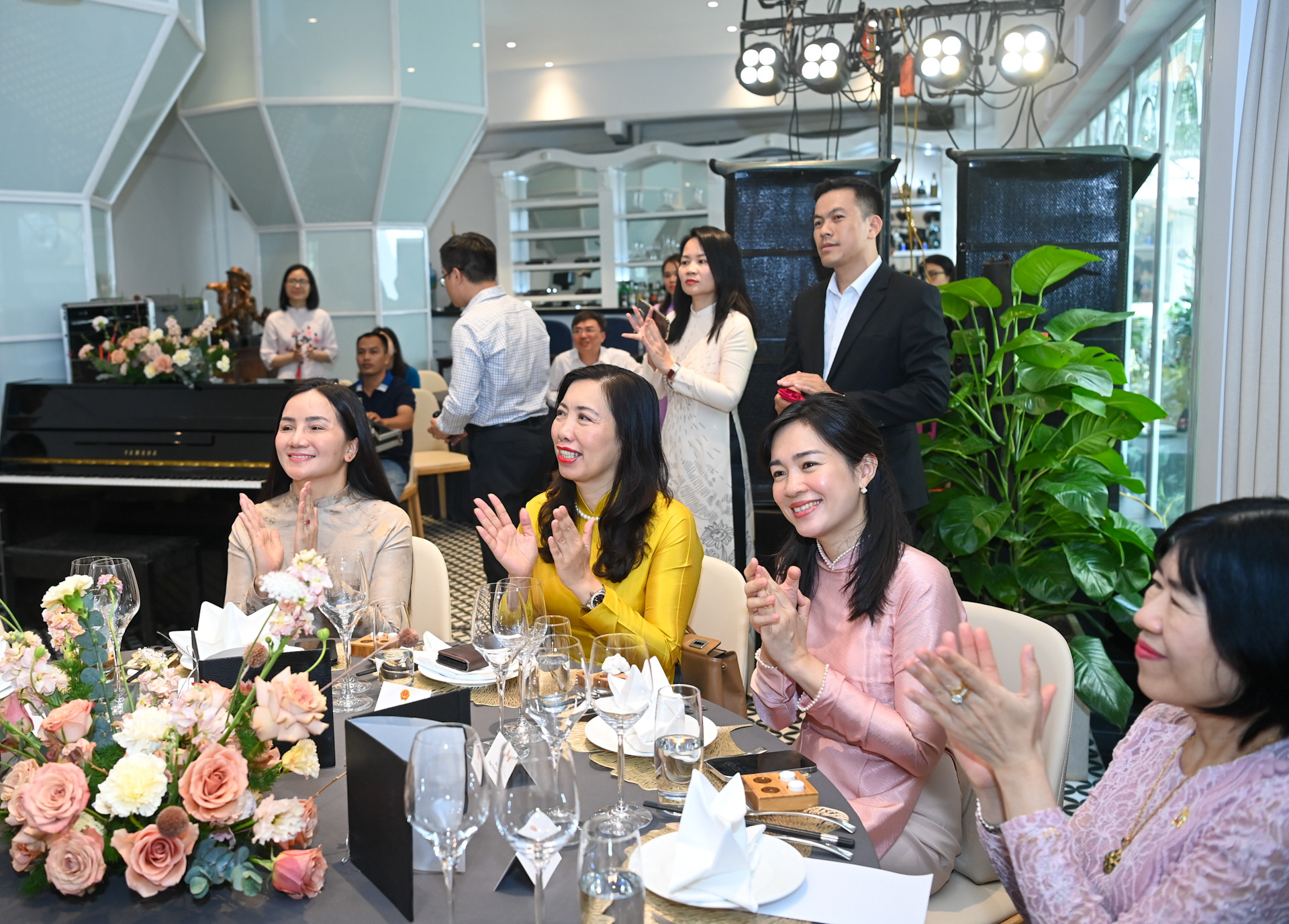 Thành viên Ban Chấp hành Nhóm Phụ nữ và các khách mời dự buổi gặp mặt.