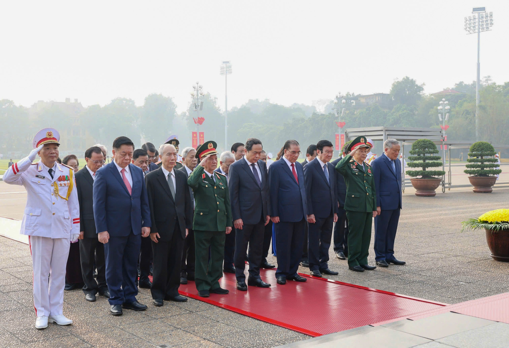 Các đồng chí lãnh đạo, nguyên lãnh đạo Đảng, Nhà nước tưởng nhớ Chủ tịch Hồ Chí Minh.
