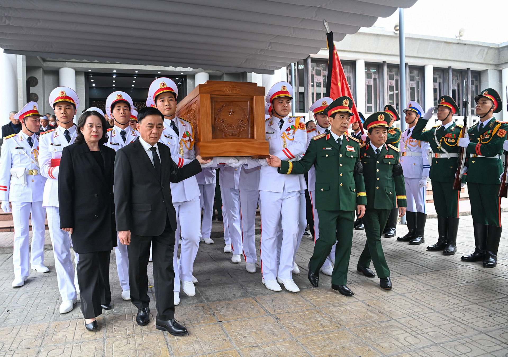 Các đồng chí lãnh đạo Đảng, Nhà nước tiễn đưa đồng chí Đại tướng Nguyễn Quyết về nơi an nghỉ cuối cùng. Các đồng chí lãnh đạo Đảng, Nhà nước tiễn đưa đồng chí Đại tướng Nguyễn Quyết về nơi an nghỉ cuối cùng.