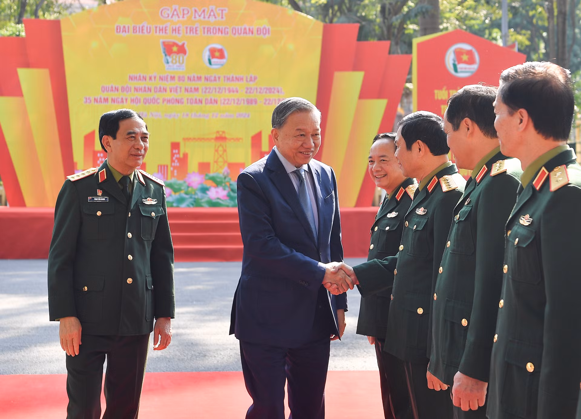 Tổng Bí thư Tô Lâm với các đồng chí lãnh đạo Bộ Quốc phòng.