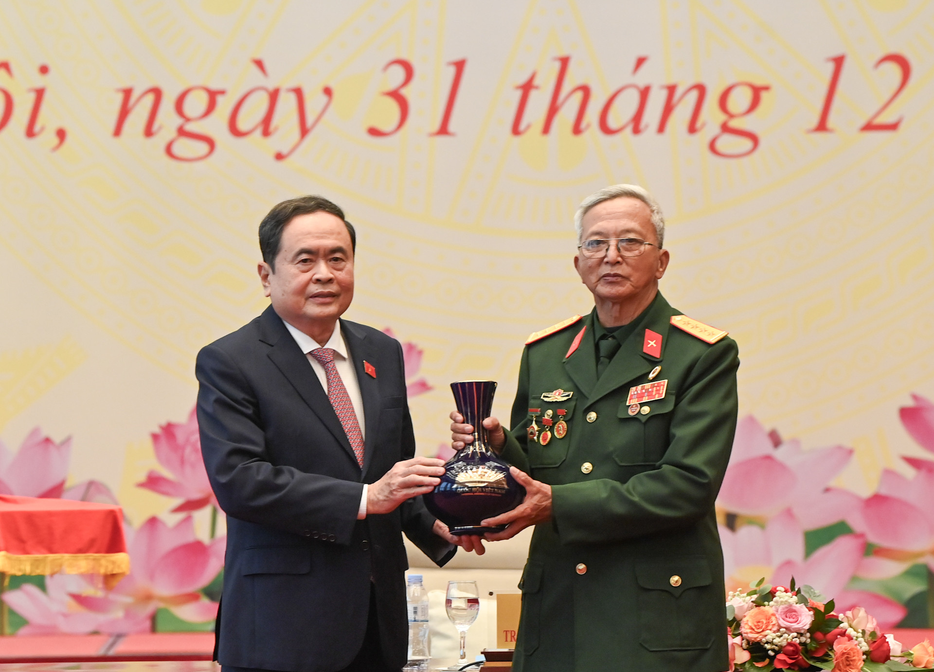 Chủ tịch Quốc hội Trần Thanh Mẫn trao quà lưu niệm, tặng Ban Liên lạc Trung đoàn 271 Quân khu Trị Thiên.