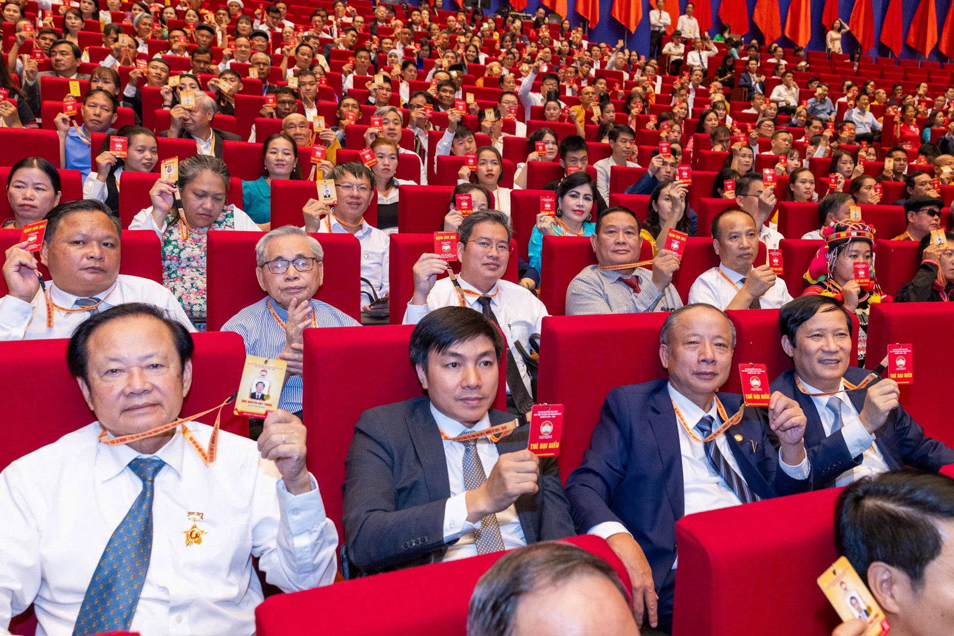 Các đại biểu biểu quyết thông qua các nội dung làm việc của Đại hội.