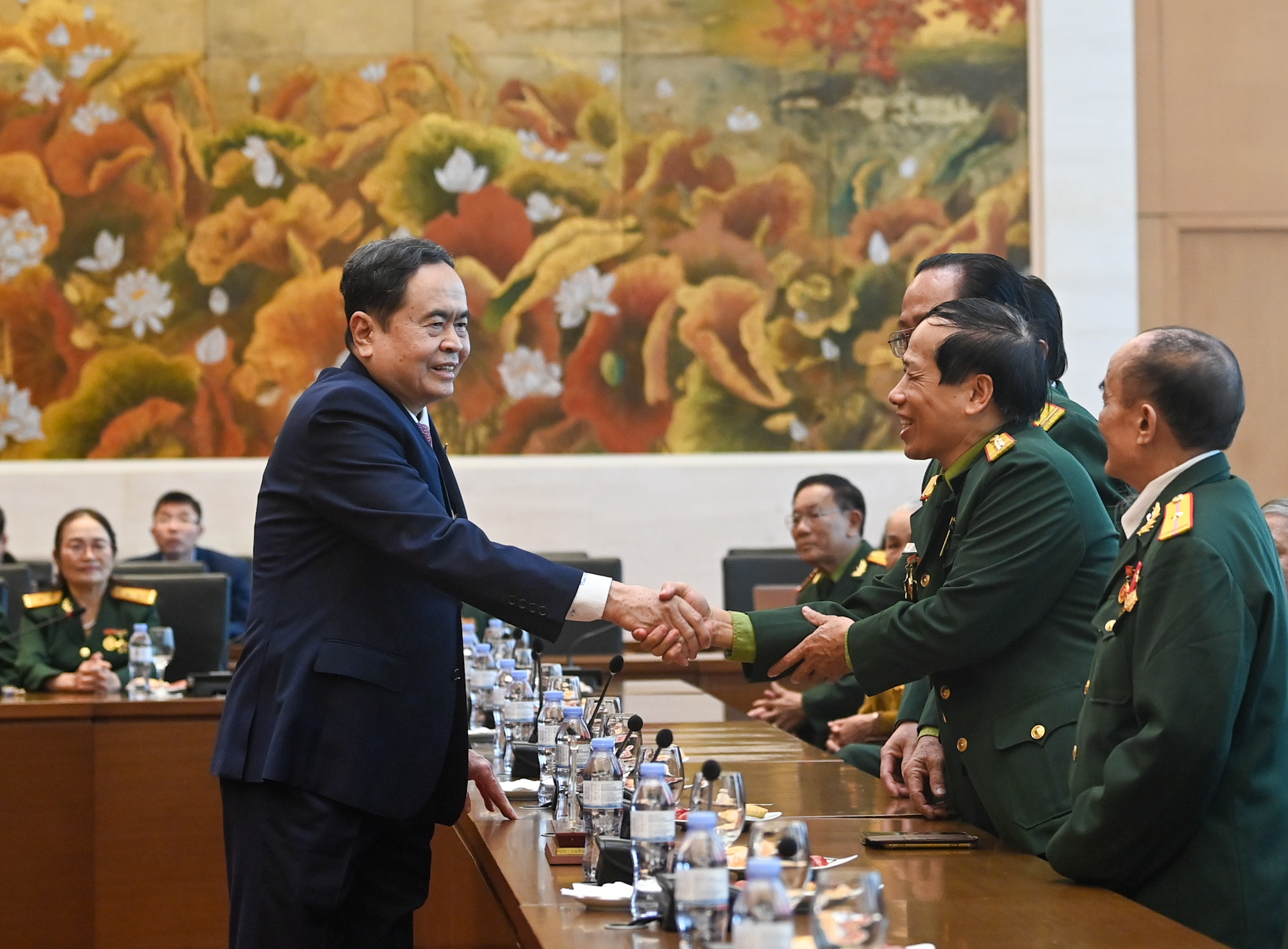 Chủ tịch Quốc hội Trần Thanh Mẫn với các đại biểu người có công Trung đoàn 271 Quân khu Trị Thiên.