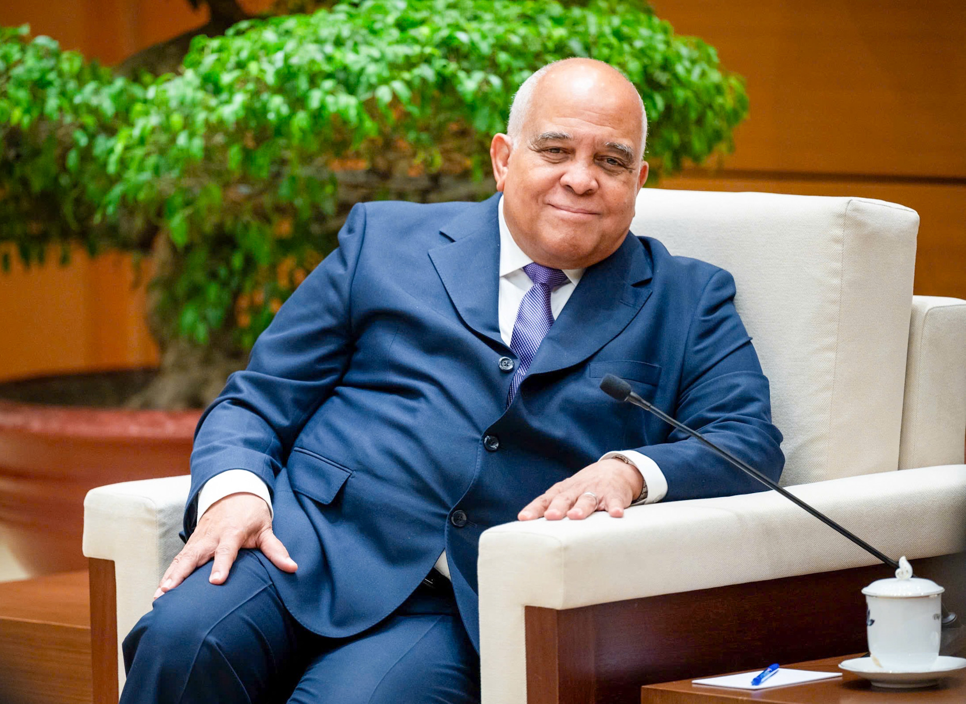 Đại sứ Cuba Orlando Nicolas Hernandez Guillen phát biểu tại cuộc tiếp.