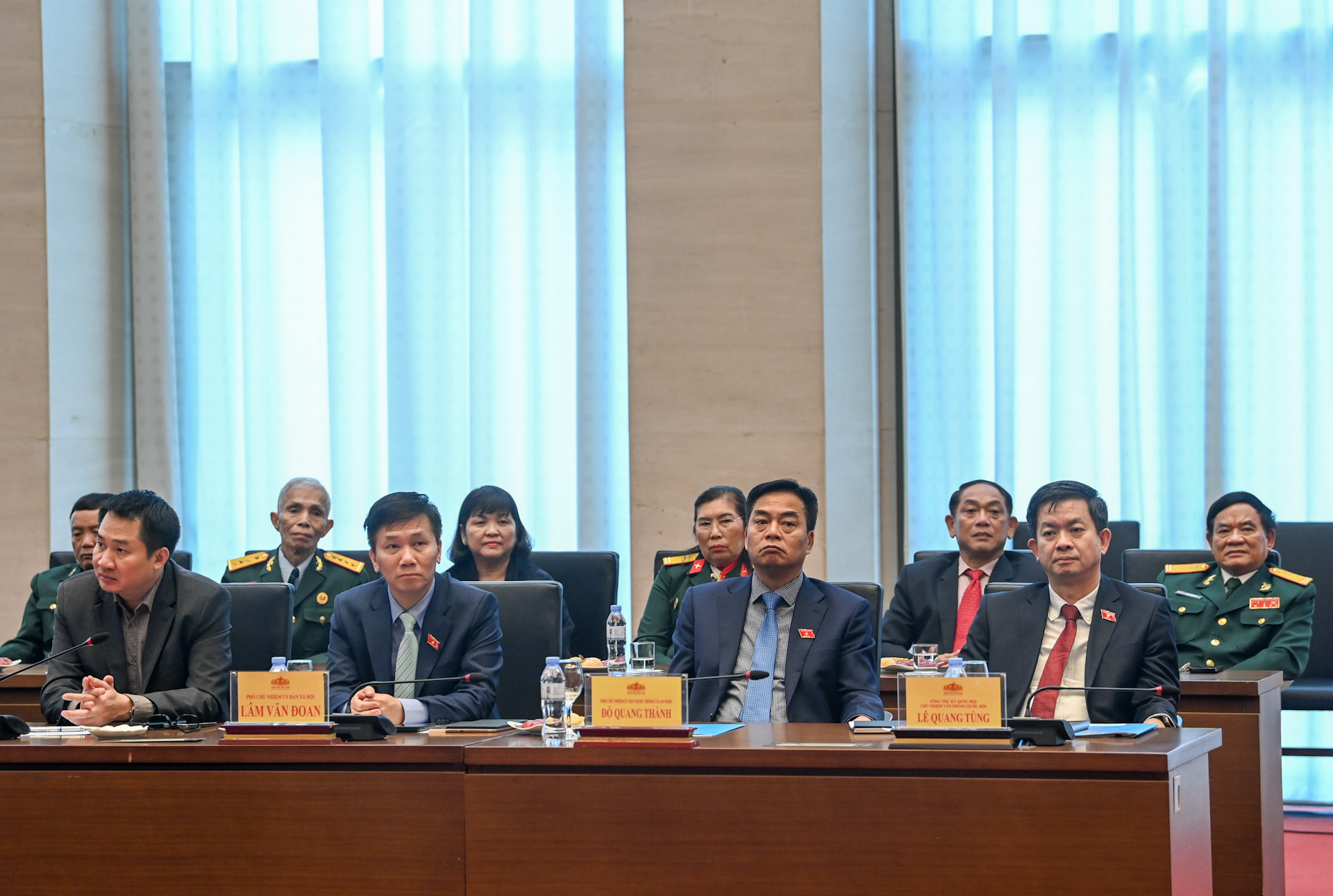 Tổng Thư ký Quốc hội, Chủ nhiệm Văn phòng Quốc hội Lê Quang Tùng và lãnh đạo các Ủy ban của Quốc hội và các đại biểu dự cuộc gặp mặt.