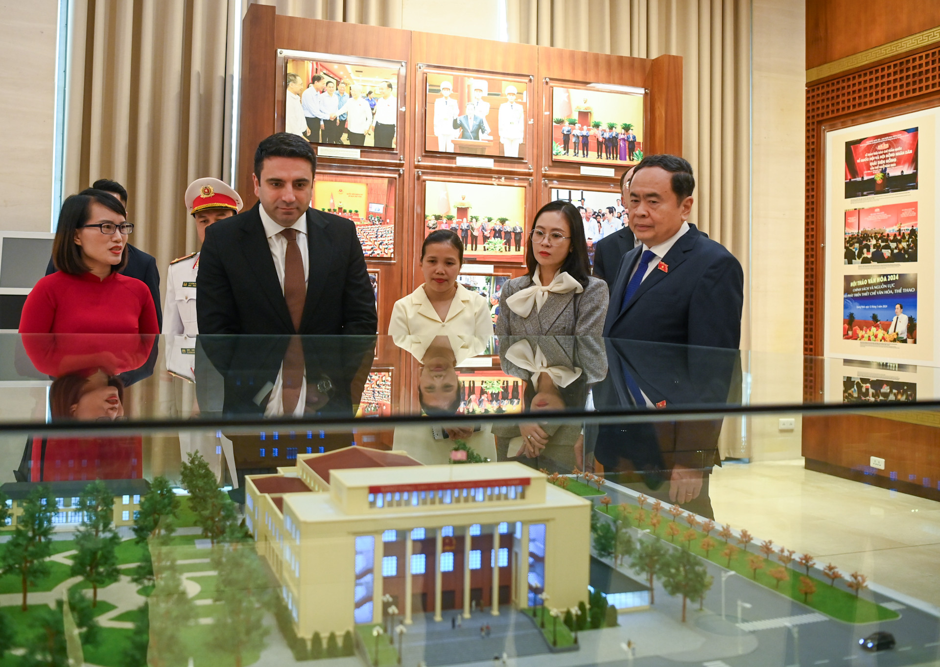 Chủ tịch Quốc hội Cộng hòa Armenia Alen Simonyan tham quan Phòng truyền thống Quốc hội Việt Nam.