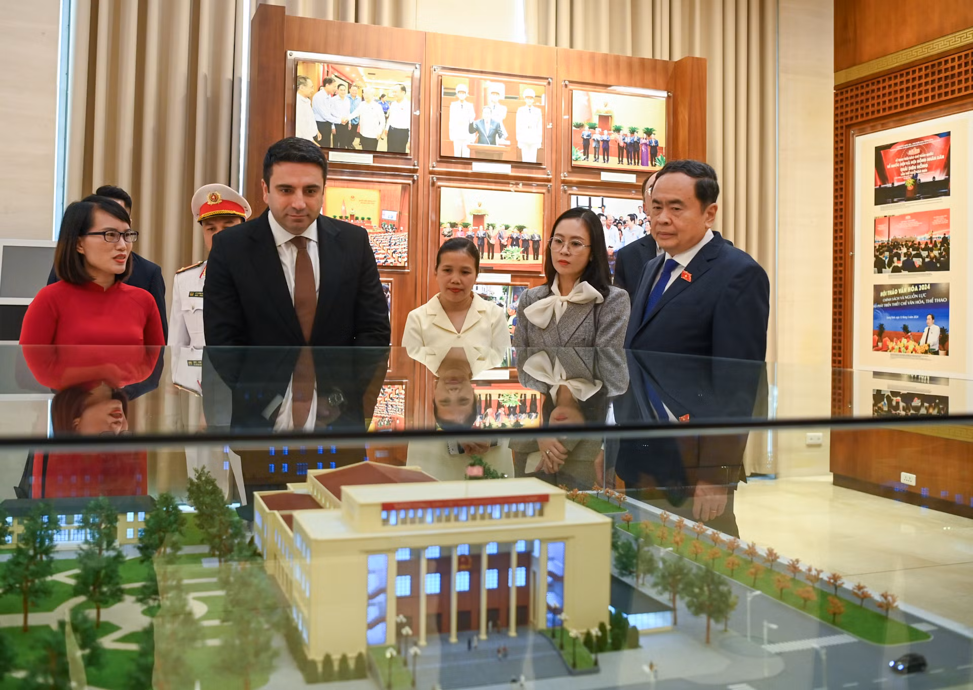 Chủ tịch Quốc hội Cộng hòa Armenia Alen Simonyan tham quan Phòng truyền thống Quốc hội Việt Nam.