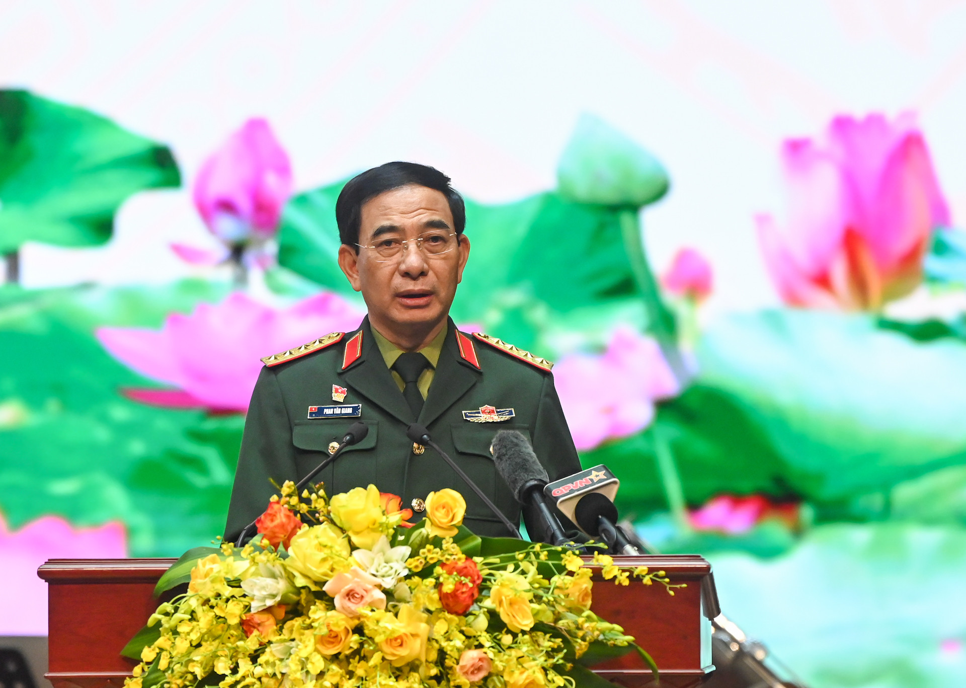 Đại tướng Phan Văn Giang, Bộ trưởng Quốc phòng phát biểu tại buổi gặp mặt.