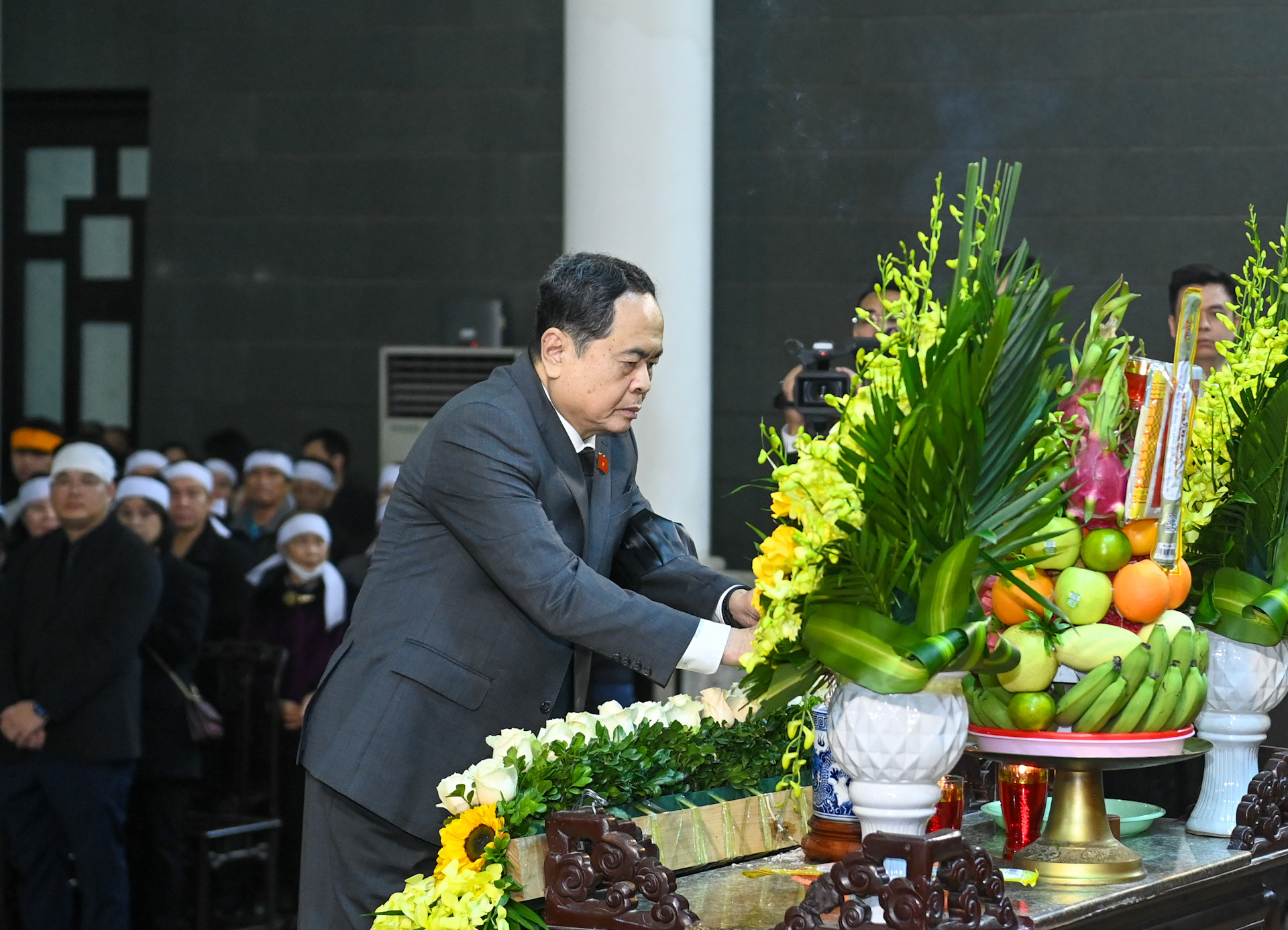 Chủ tịch Quốc hội Trần Thanh Mẫn dâng hương viếng đồng chí Đại tướng Nguyễn Quyết.