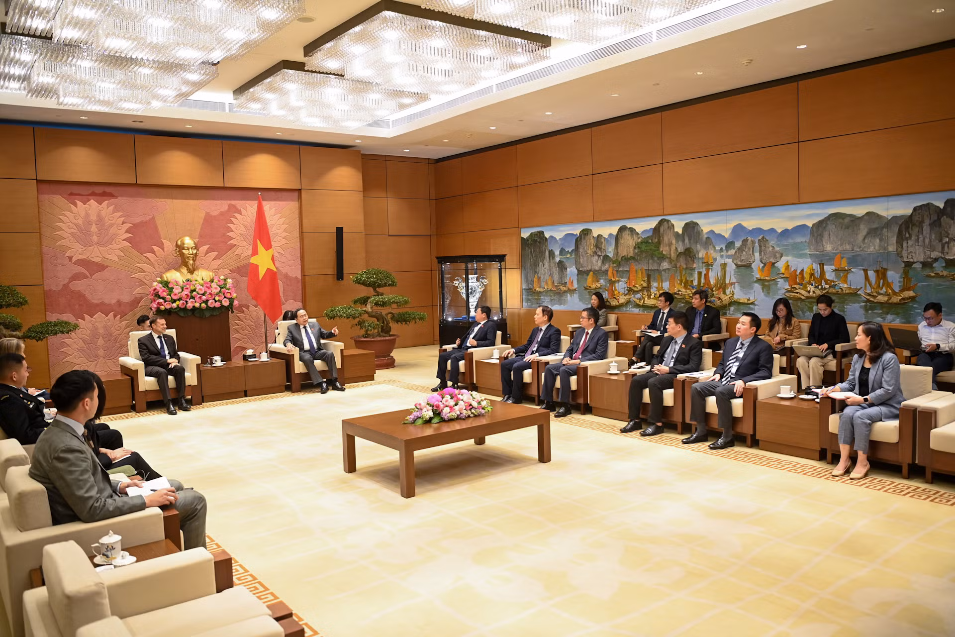 Quang cảnh cuộc tiếp tại Nhà Quốc hội. Quang cảnh cuộc tiếp tại Nhà Quốc hội.