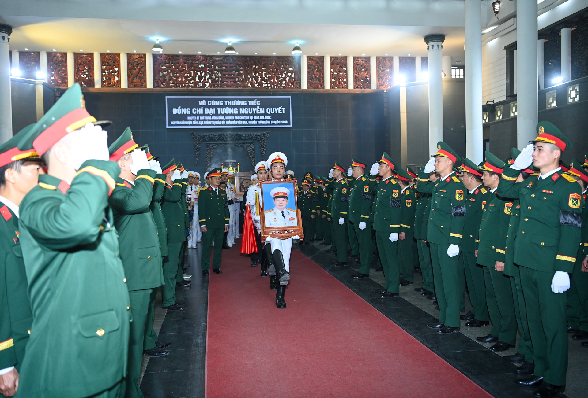 Nghi lễ tiễn đưa đồng chí Đại tướng Nguyễn Quyết về nơi an nghỉ cuối cùng. Nghi lễ tiễn đưa đồng chí Đại tướng Nguyễn Quyết về nơi an nghỉ cuối cùng.