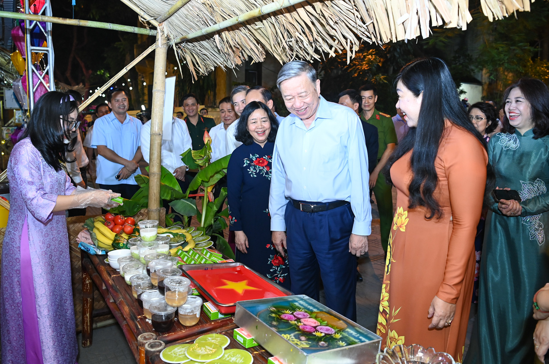 Tổng Bí thư Tô Lâm tham quan các gian hàng tại Ngày hội.