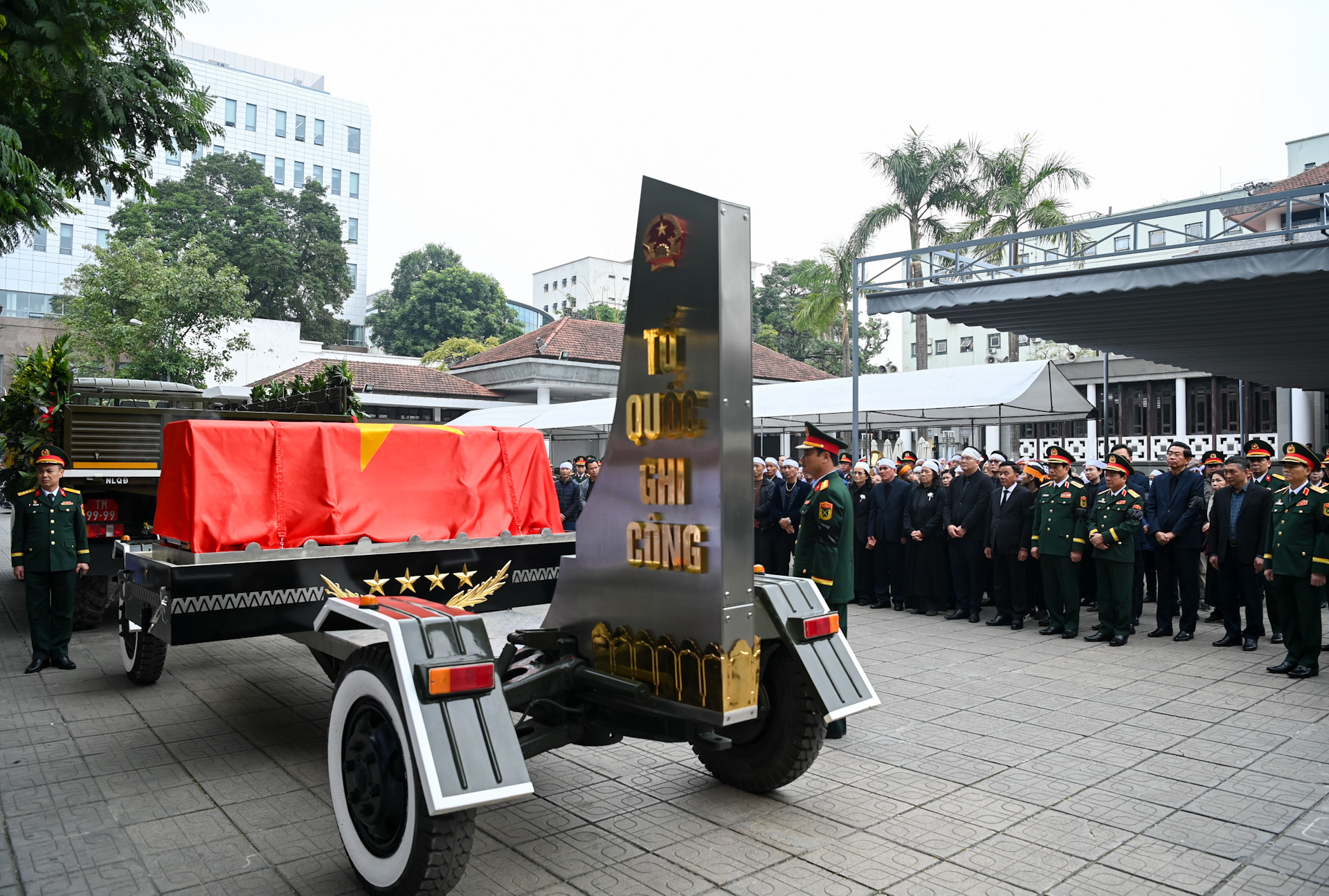 Các đồng chí lãnh đạo Đảng, Nhà nước cùng thân nhân và gia quyến tiễn đưa đồng chí Đại tướng Nguyễn Quyết về nơi an nghỉ cuối cùng. Các đồng chí lãnh đạo Đảng, Nhà nước cùng thân nhân và gia quyến tiễn đưa đồng chí Đại tướng Nguyễn Quyết về nơi an nghỉ cuối cùng.