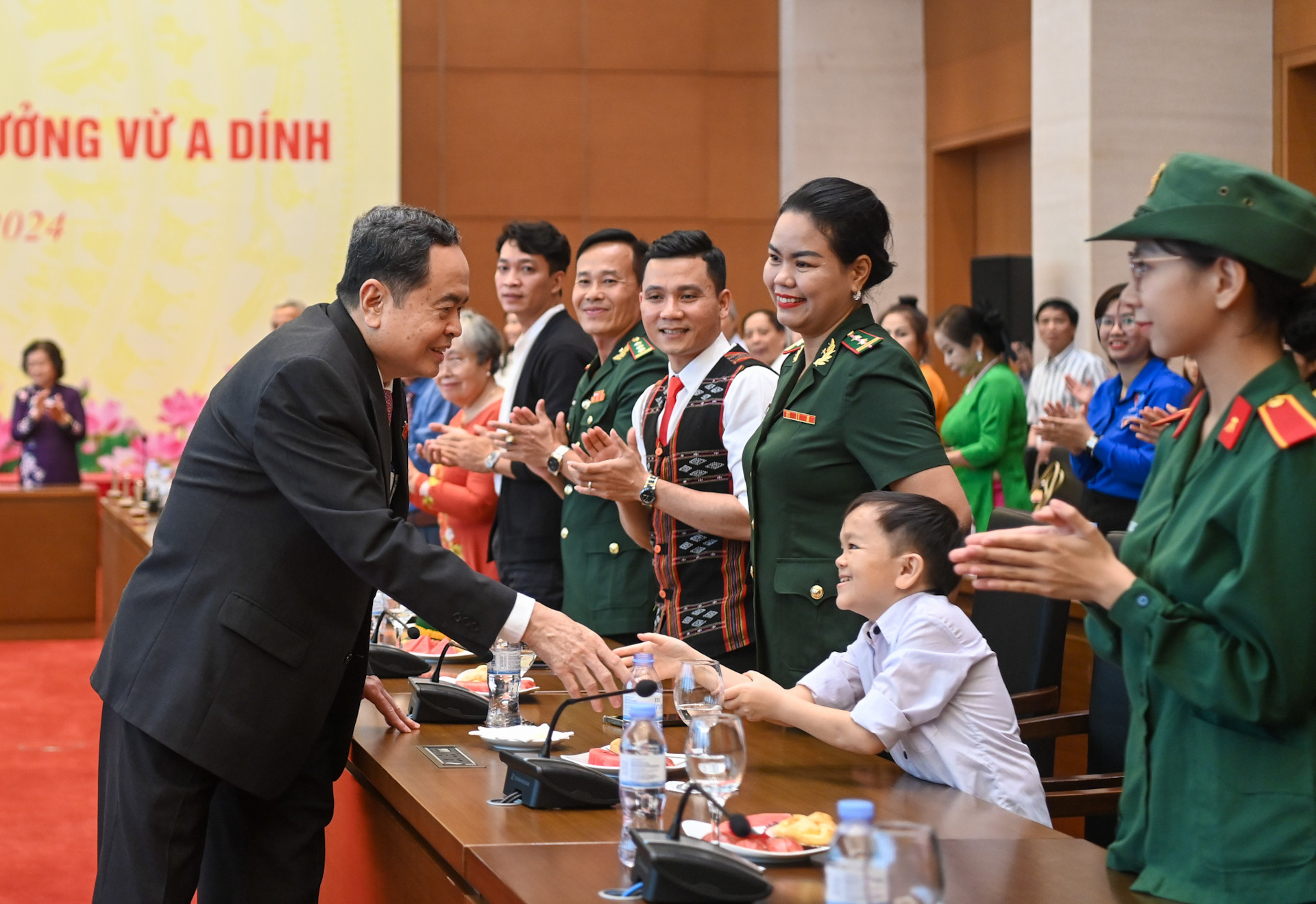 Chủ tịch Quốc hội Trần Thanh Mẫn với các đại biểu tại cuộc gặp mặt.