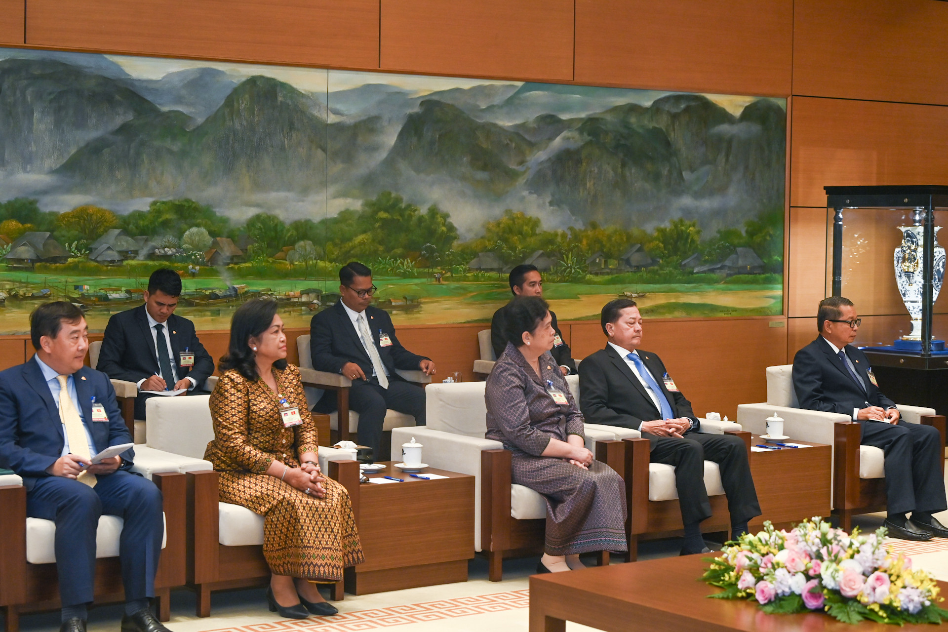 Các đại biểu tháp tùng Quốc vương Campuchia Norodom Sihamoni.