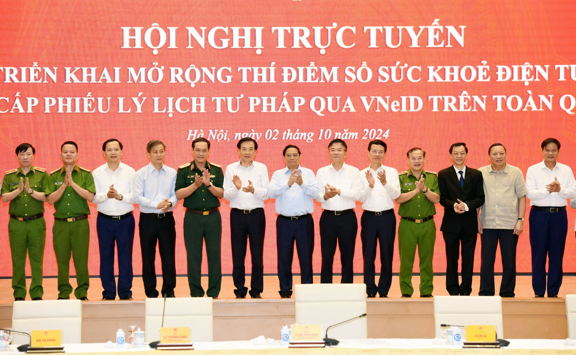 [Ảnh] Thủ tướng Phạm Minh Chính dự Hội nghị triển khai Sổ sức khỏe điện tử và cấp Phiếu lý lịch tư pháp qua VNeID ảnh 10