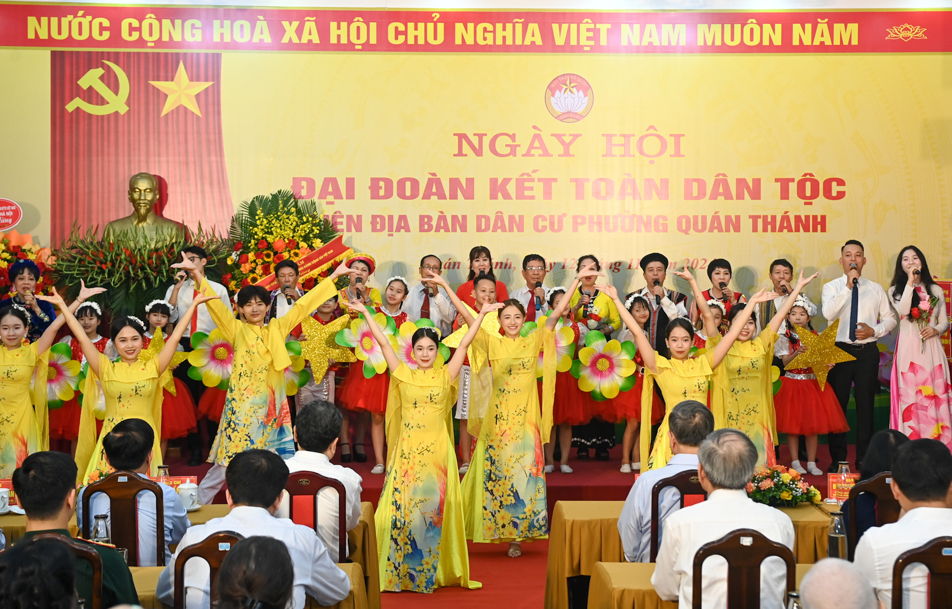 Chương trình văn nghệ mở đầu Ngày hội Đại đoàn kết toàn dân tộc tại phường Quán Thánh.