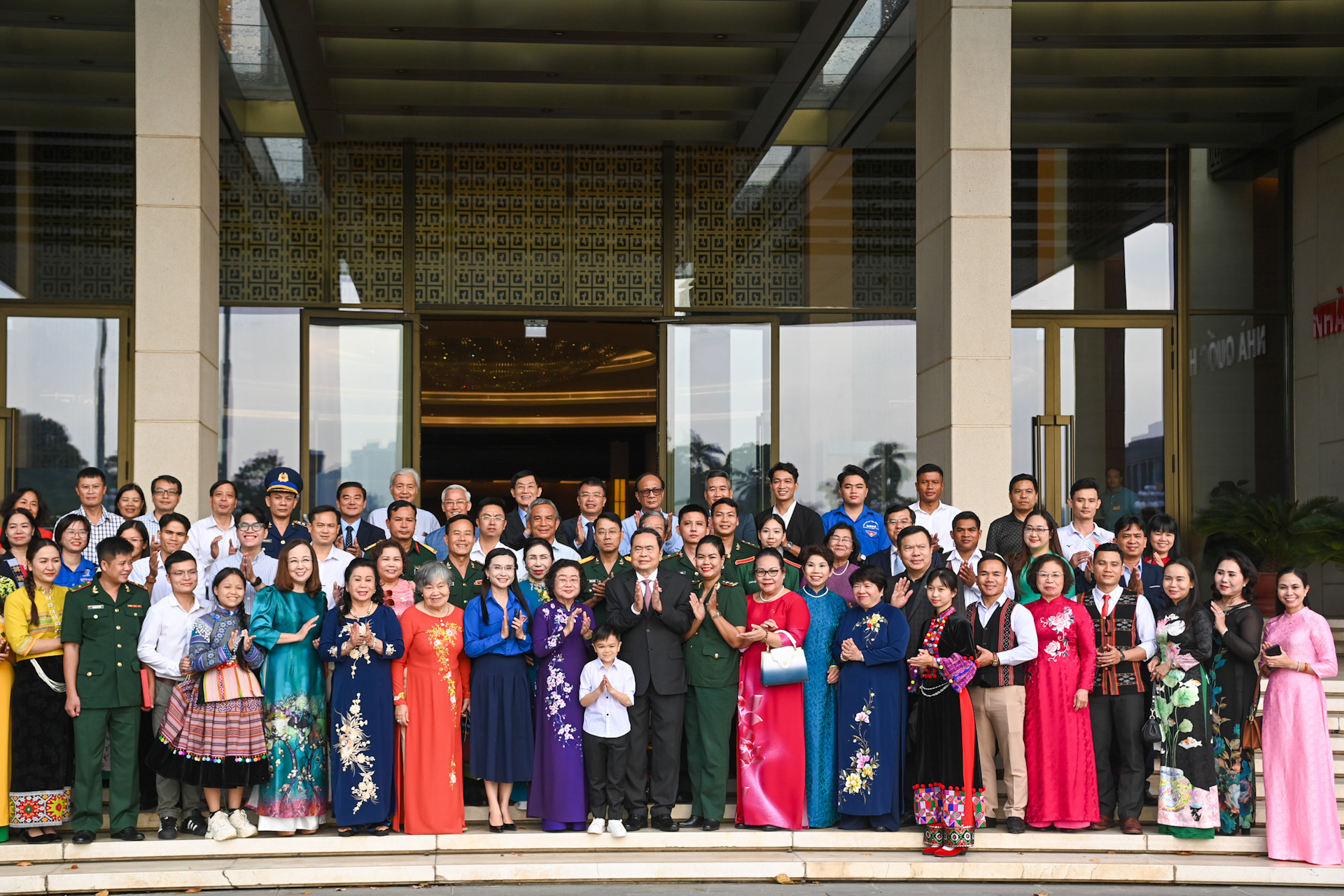 Chủ tịch Quốc hội Trần Thanh Mẫn cùng đại biểu chụp ảnh với các tập thể, cá nhân được nhận Giải thưởng Vừ A Dính.