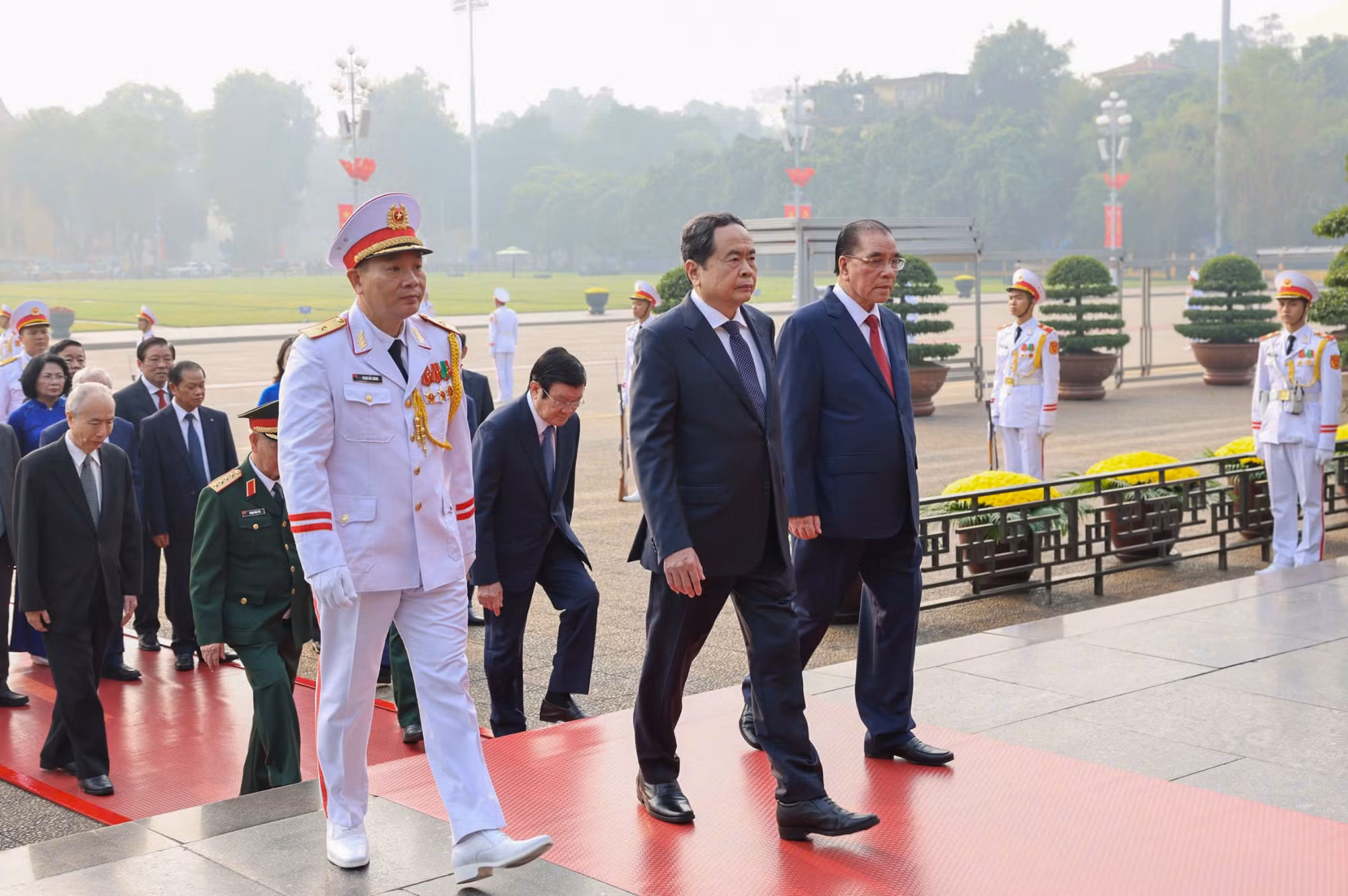 Chủ tịch Quốc hội Trần Thanh Mẫn, nguyên Tổng Bí thư Nông Đức Mạnh cùng các đồng chí lãnh đạo, nguyên lãnh đạo Đảng, Nhà nước vào Lăng viếng Chủ tịch Hồ Chí Minh.