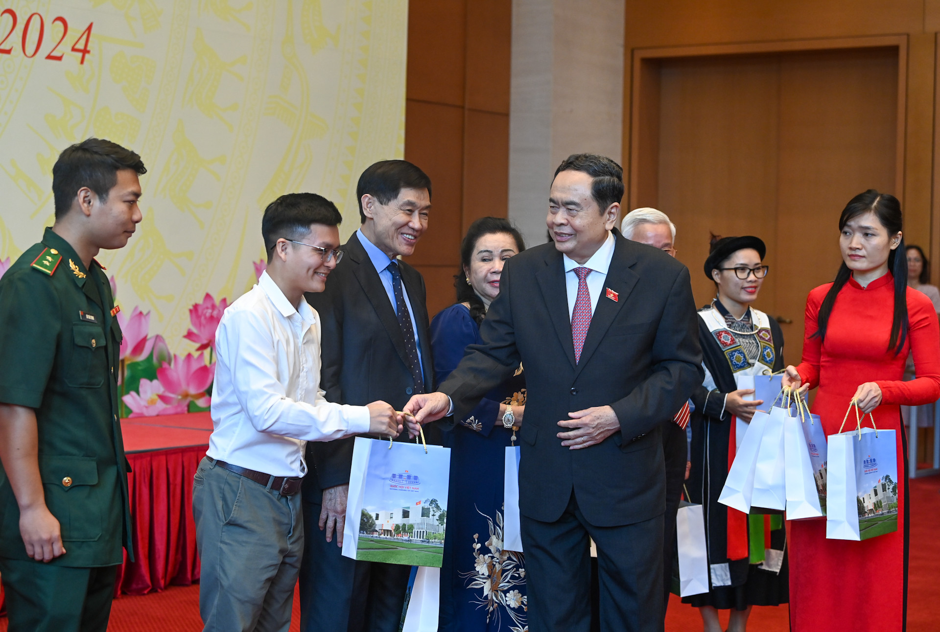 Chủ tịch Quốc hội Trần Thanh Mẫn trao quà, tặng các cá nhân, tập thể nhận Giải thưởng Vừ A Dính.